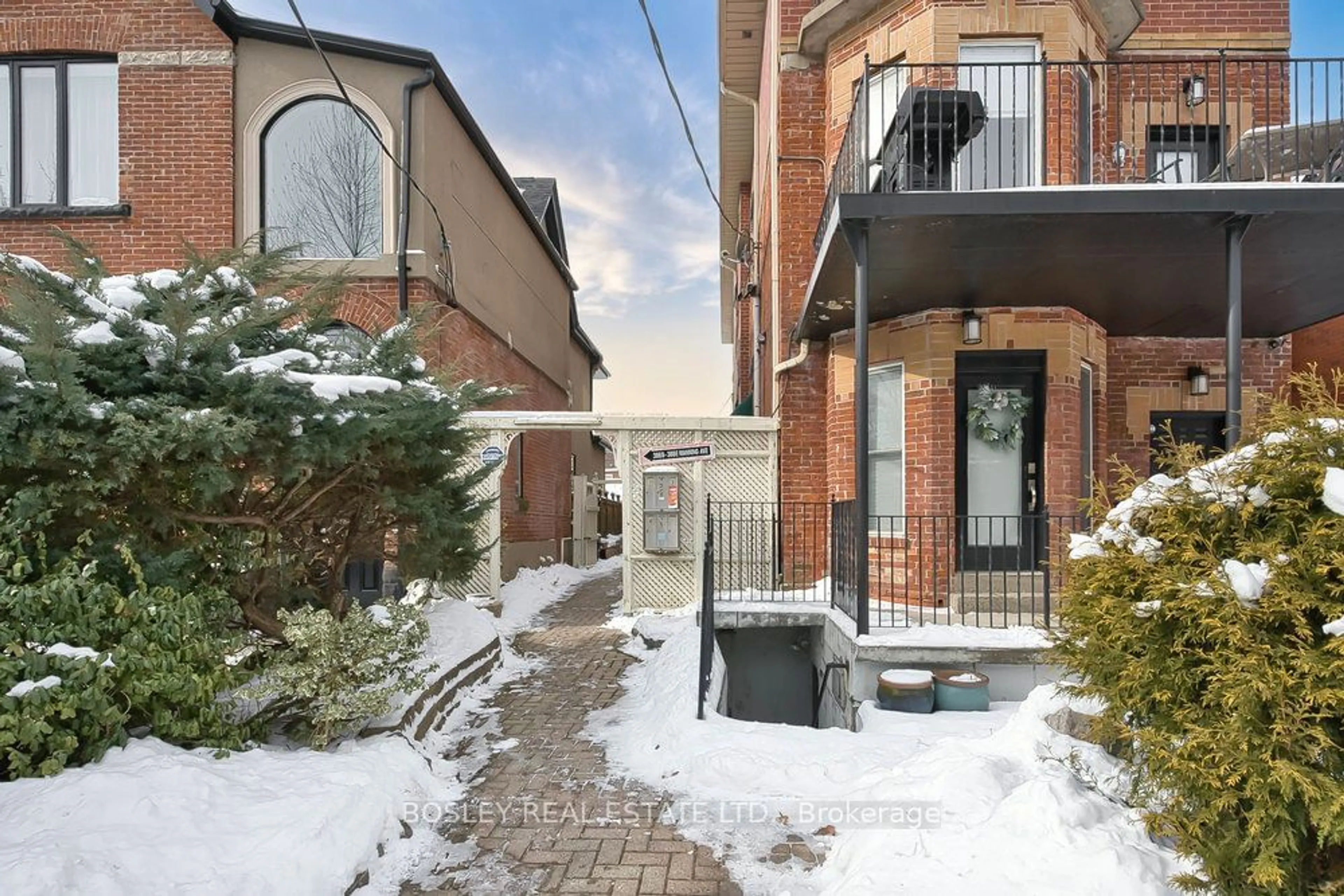 Patio, street for 388D Manning Ave, Toronto Ontario M6G 2V7