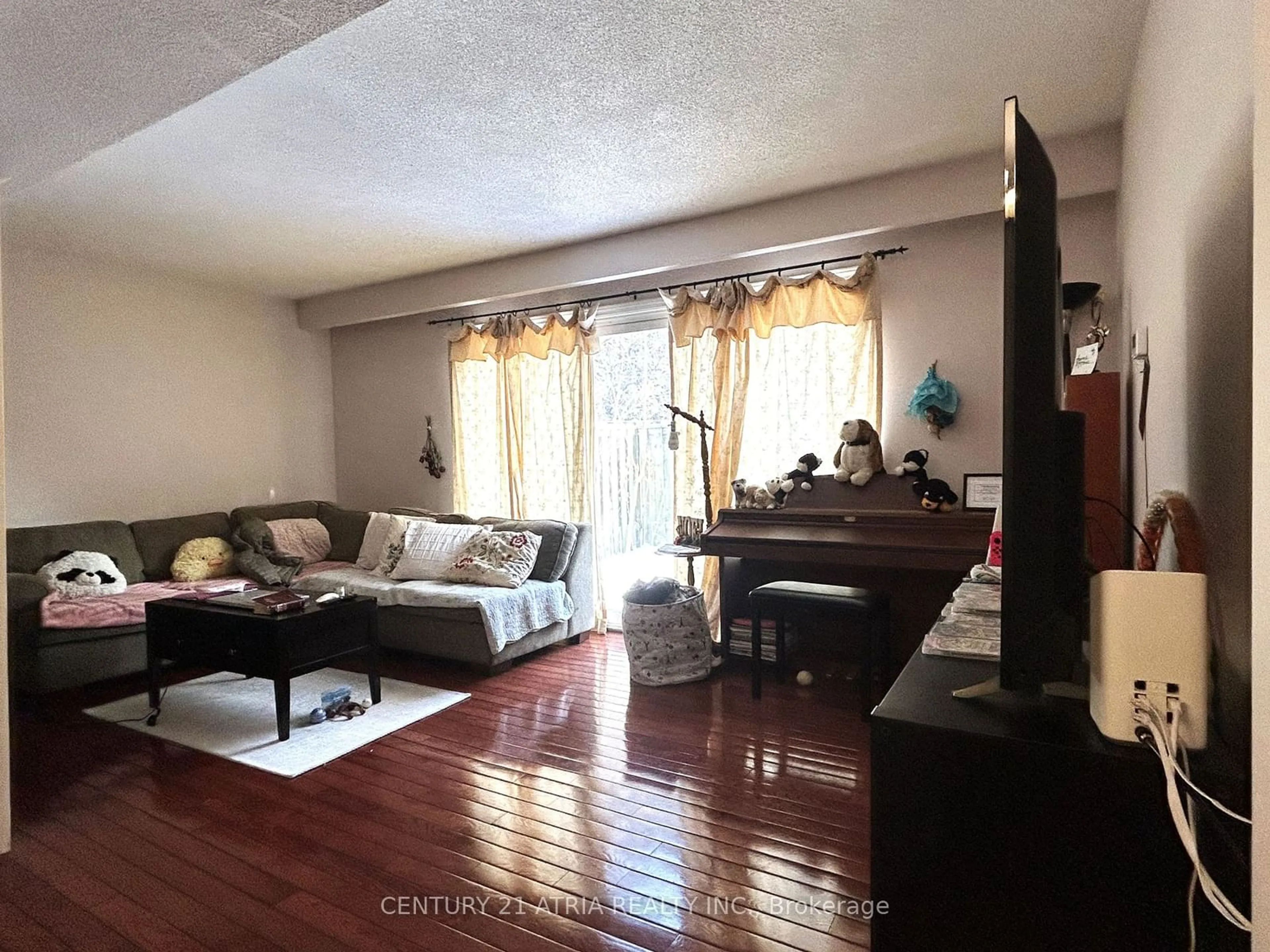 Living room with furniture, unknown for 33 Song Meadoway, Toronto Ontario M2H 2T8