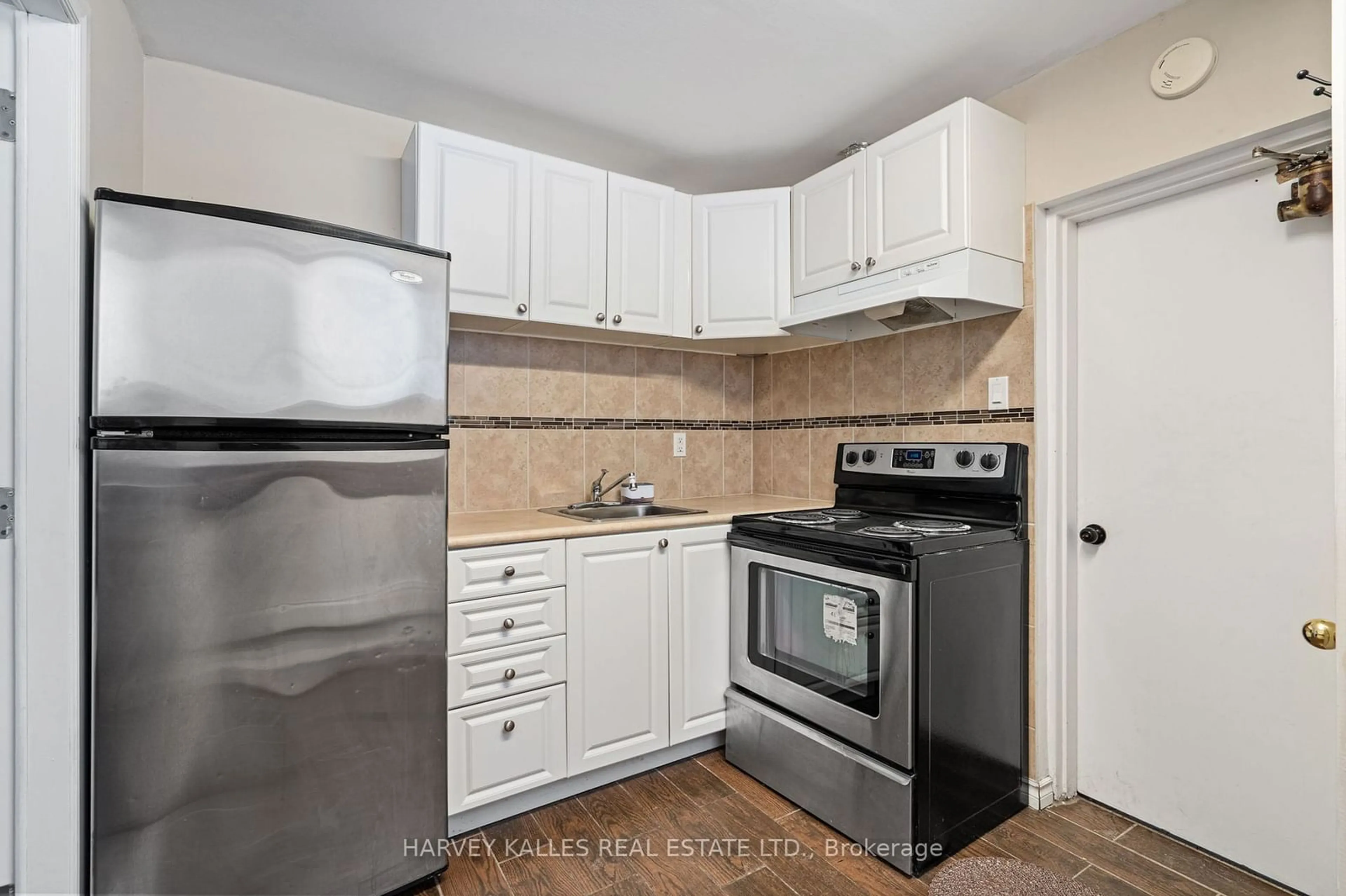 Standard kitchen, unknown for 58 Garthdale Crt, Toronto Ontario M3H 5P9