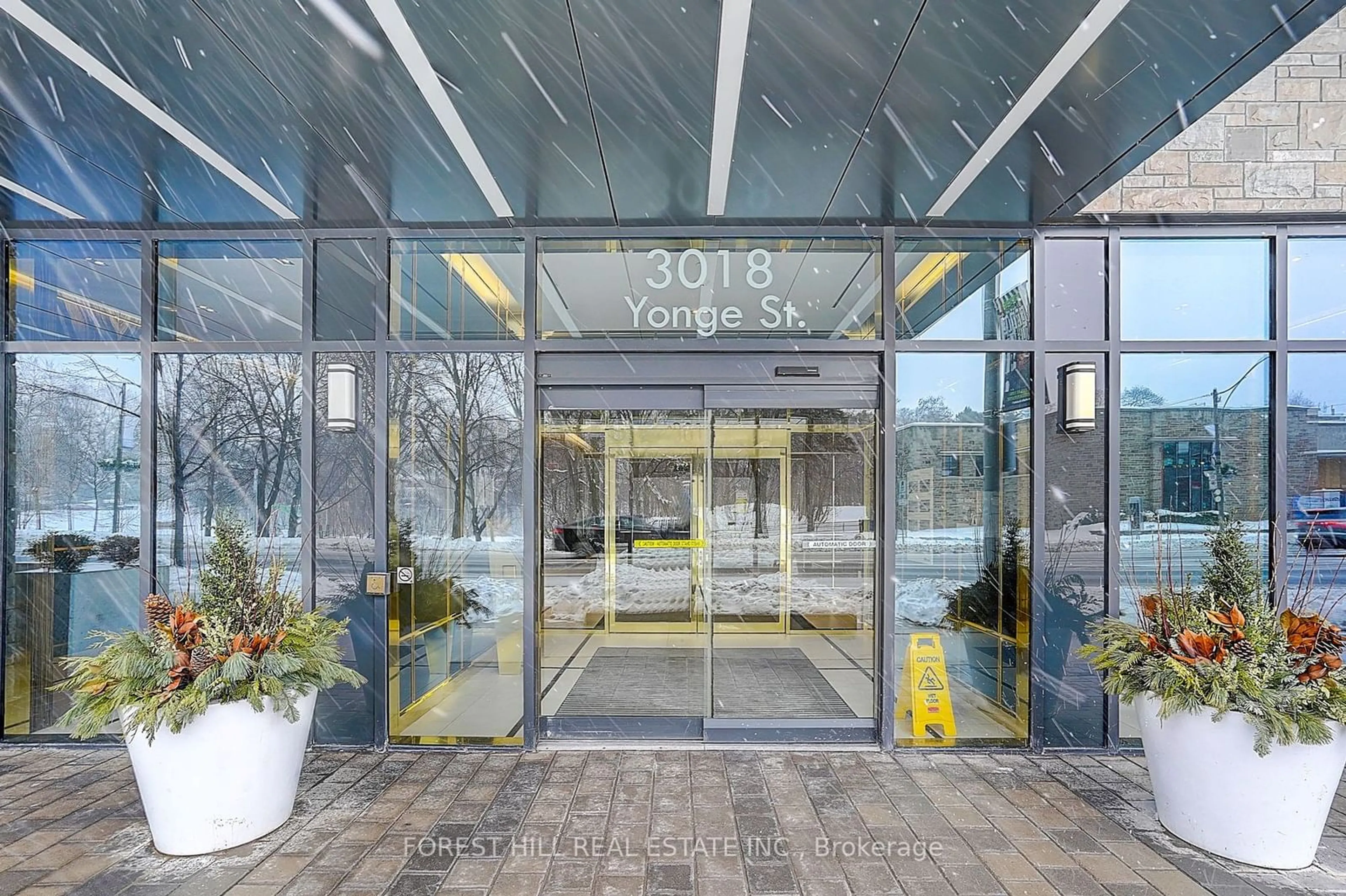 Indoor foyer for 3018 Yonge St #Uph06, Toronto Ontario M4N 0A5