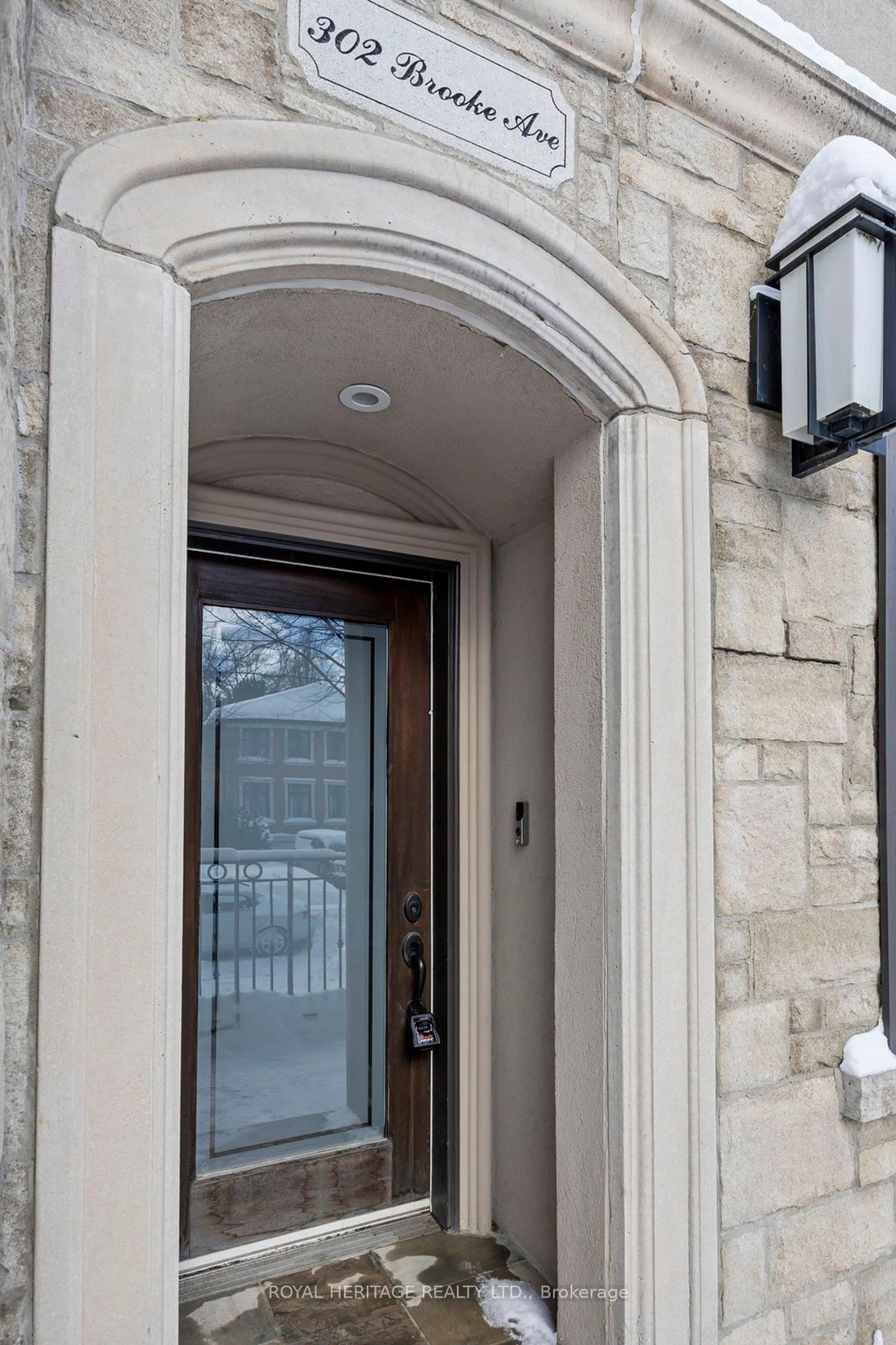 Indoor entryway for 302 Brooke Ave, Toronto Ontario M5M 2L2