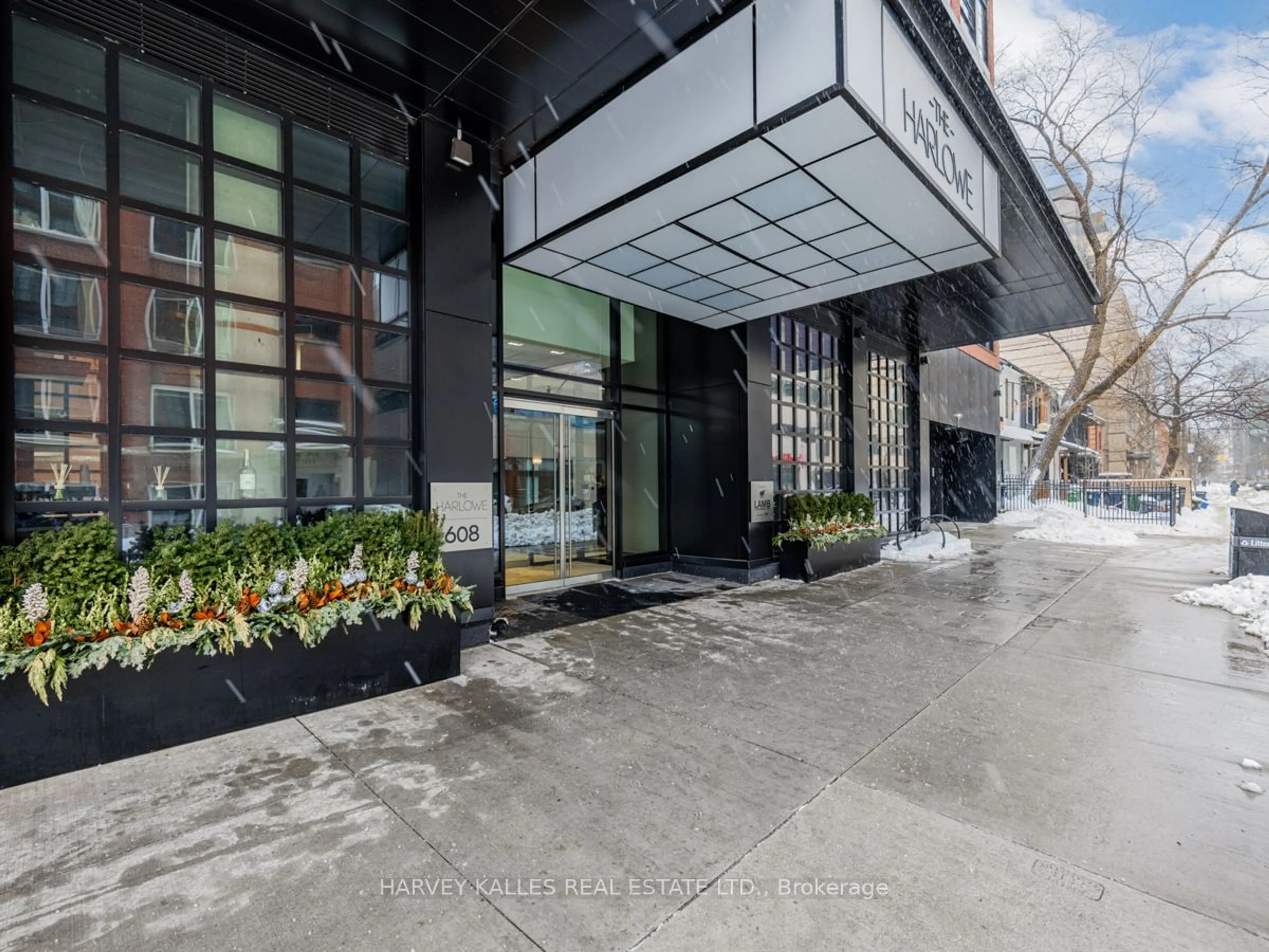 Indoor foyer for 608 Richmond St #816, Toronto Ontario M5V 0N9