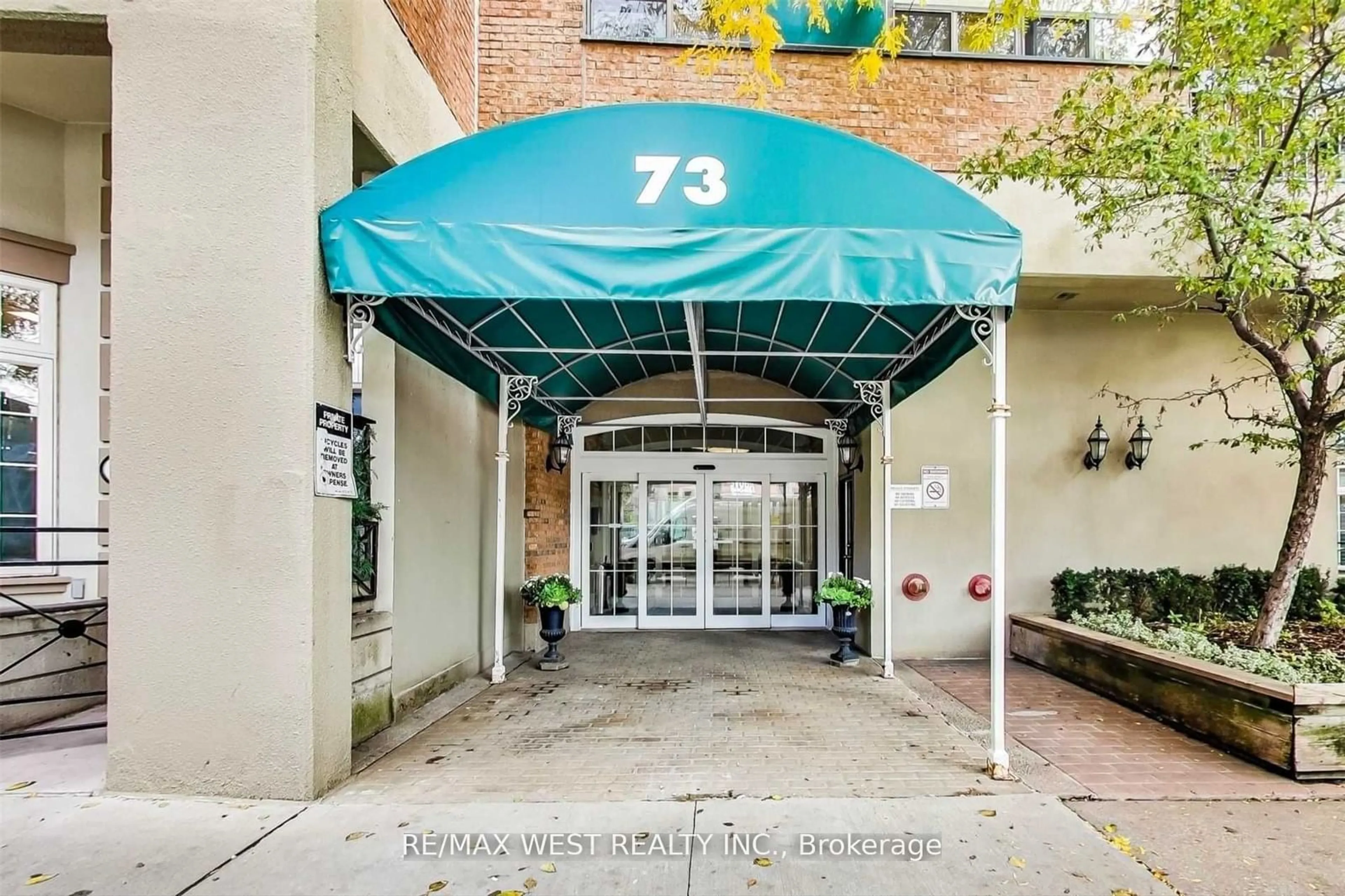 Indoor foyer for 73 McCaul St #630, Toronto Ontario M5T 2X2