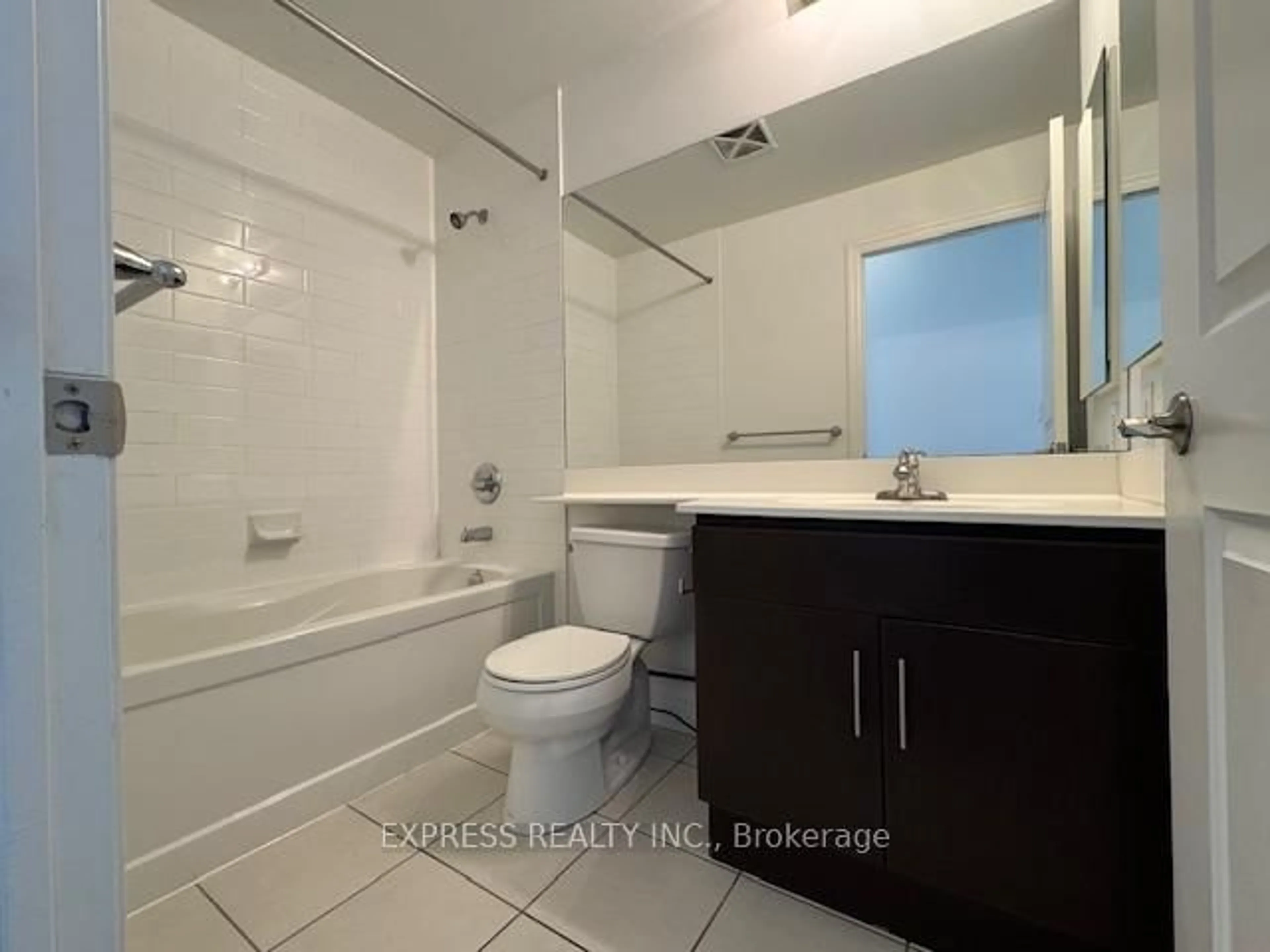 Standard bathroom, unknown for 30 Herons Hill Way #2205, Toronto Ontario M2J 0A7