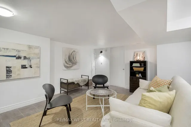 Additional property image - 303 Crawford St