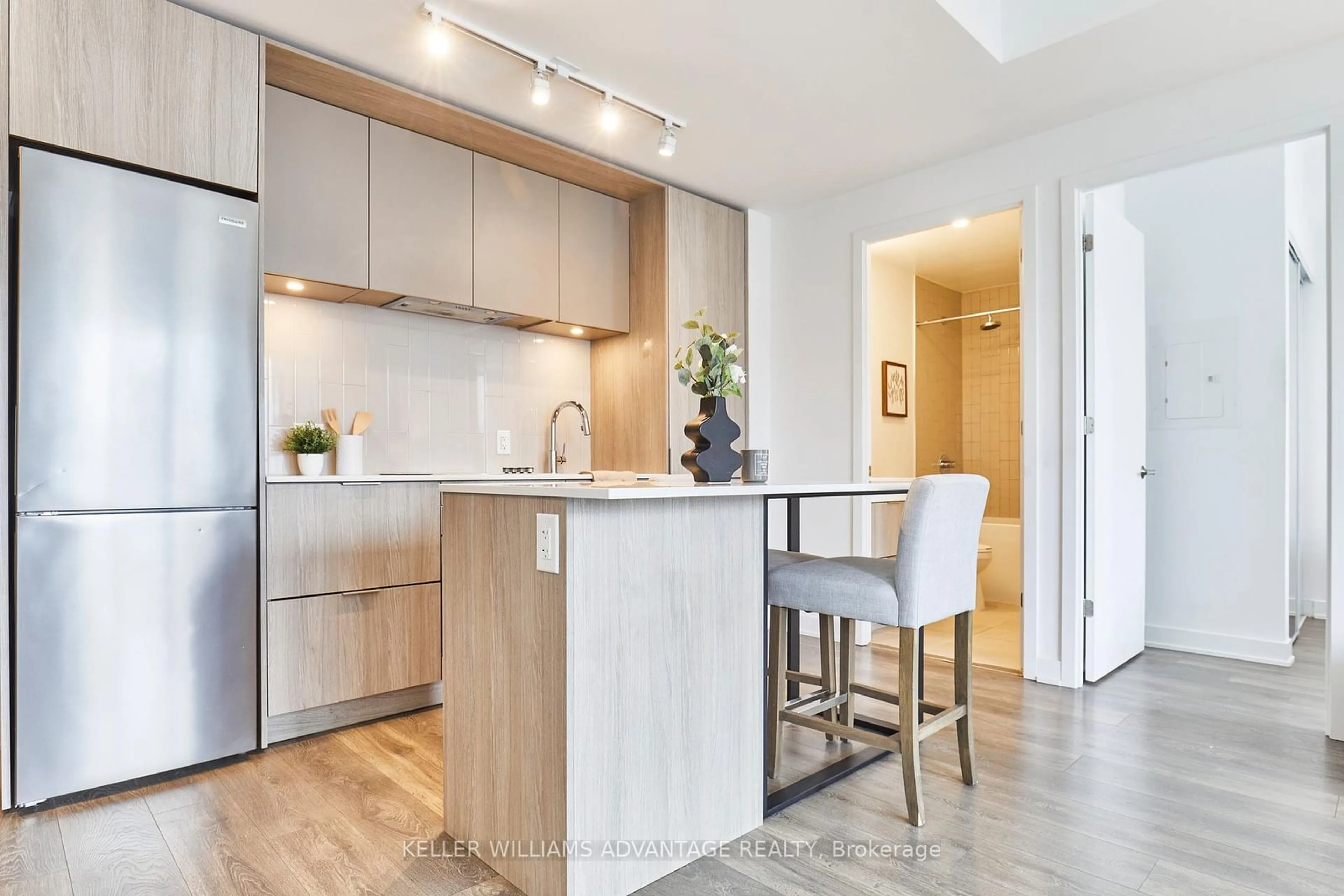 Open concept kitchen, wood/laminate floor for 130 River St #1304, Toronto Ontario M5A 0R8