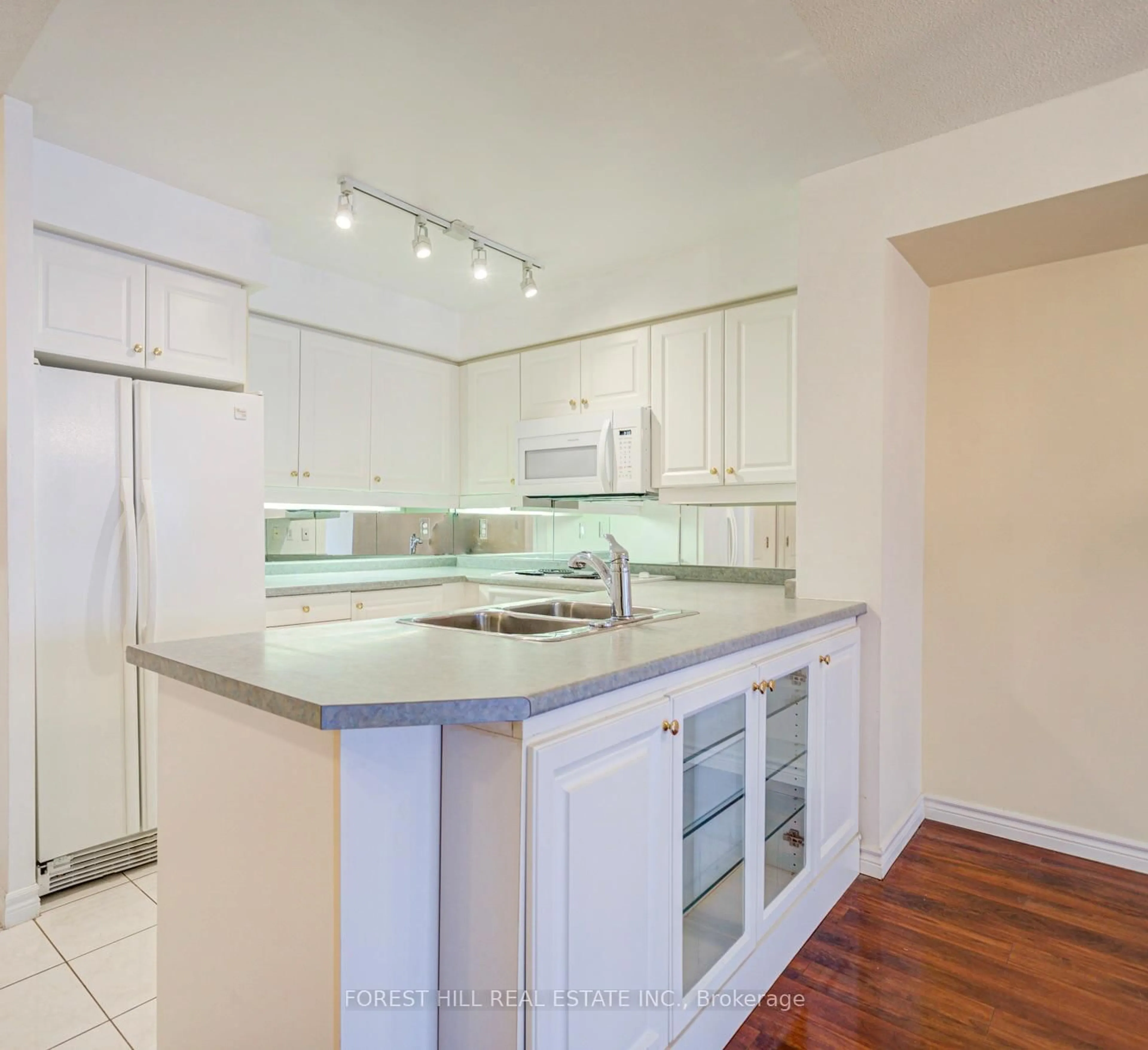 Standard kitchen, unknown for 18 Wanless Ave #505, Toronto Ontario M4N 3R9