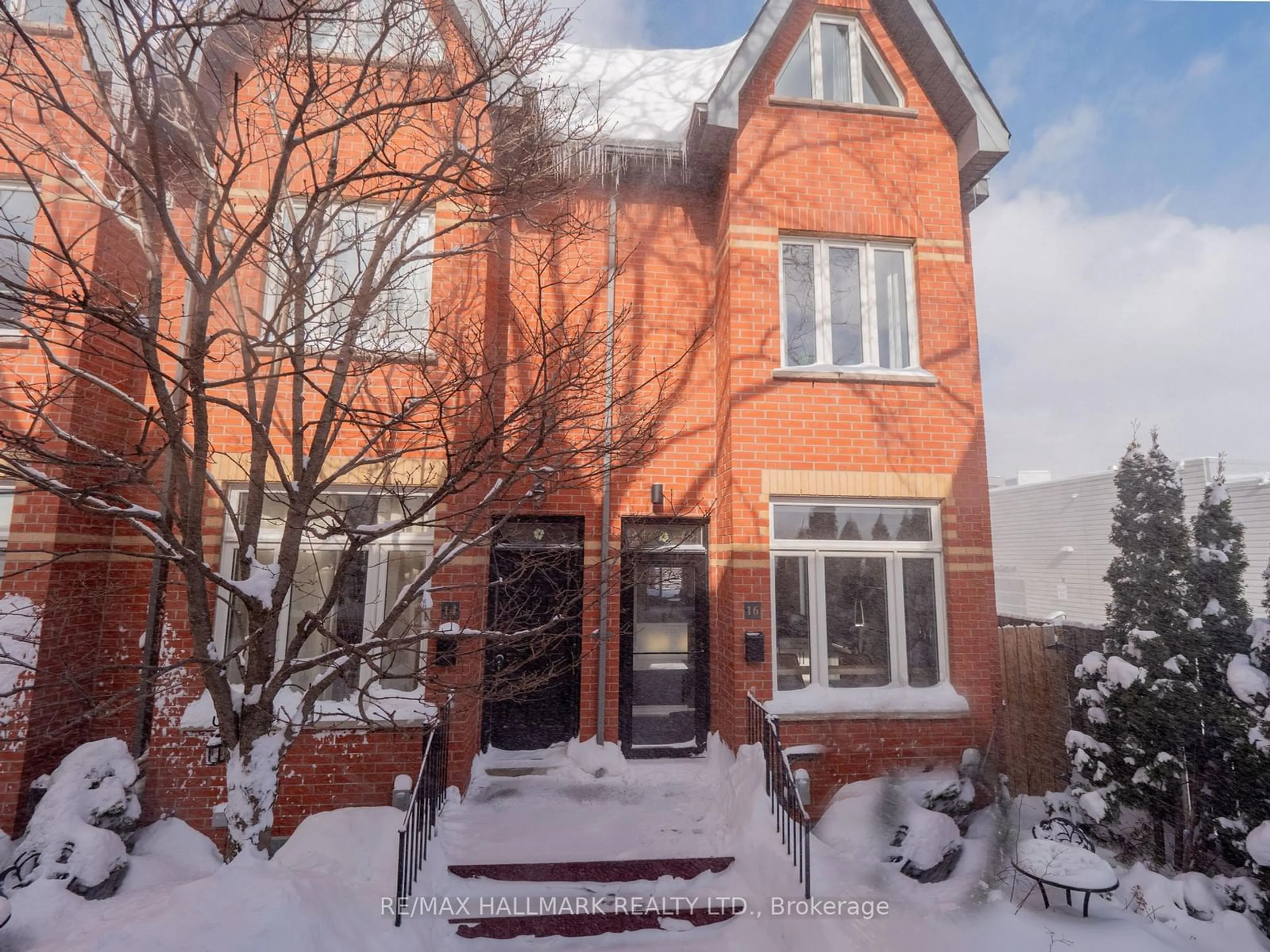 A pic from outside/outdoor area/front of a property/back of a property/a pic from drone, street for 16 Old Primrose Lane, Toronto Ontario M5A 4T1