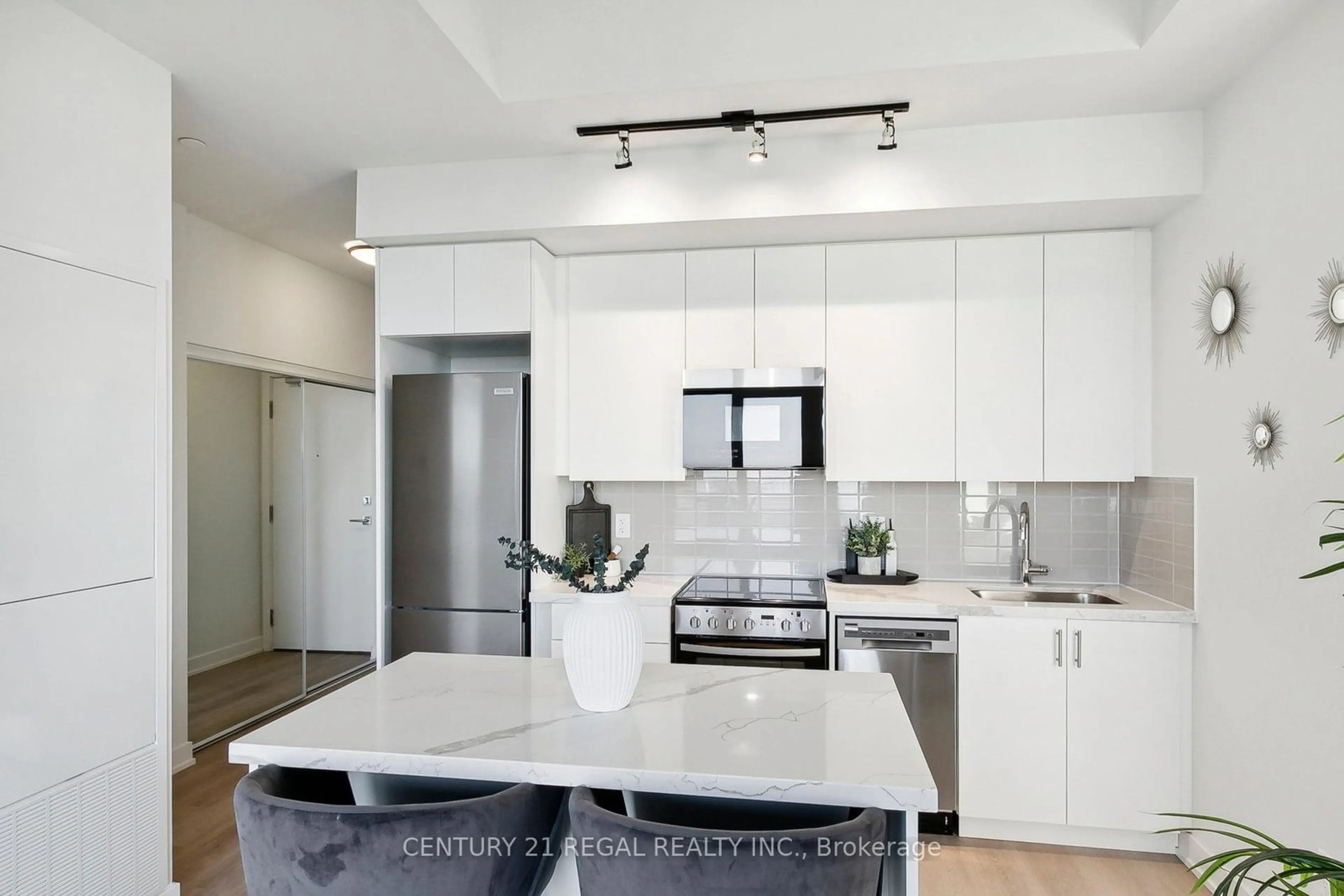 Contemporary kitchen, ceramic/tile floor for 15 Ellerslie Ave #LPH05, Toronto Ontario M2N 0L7