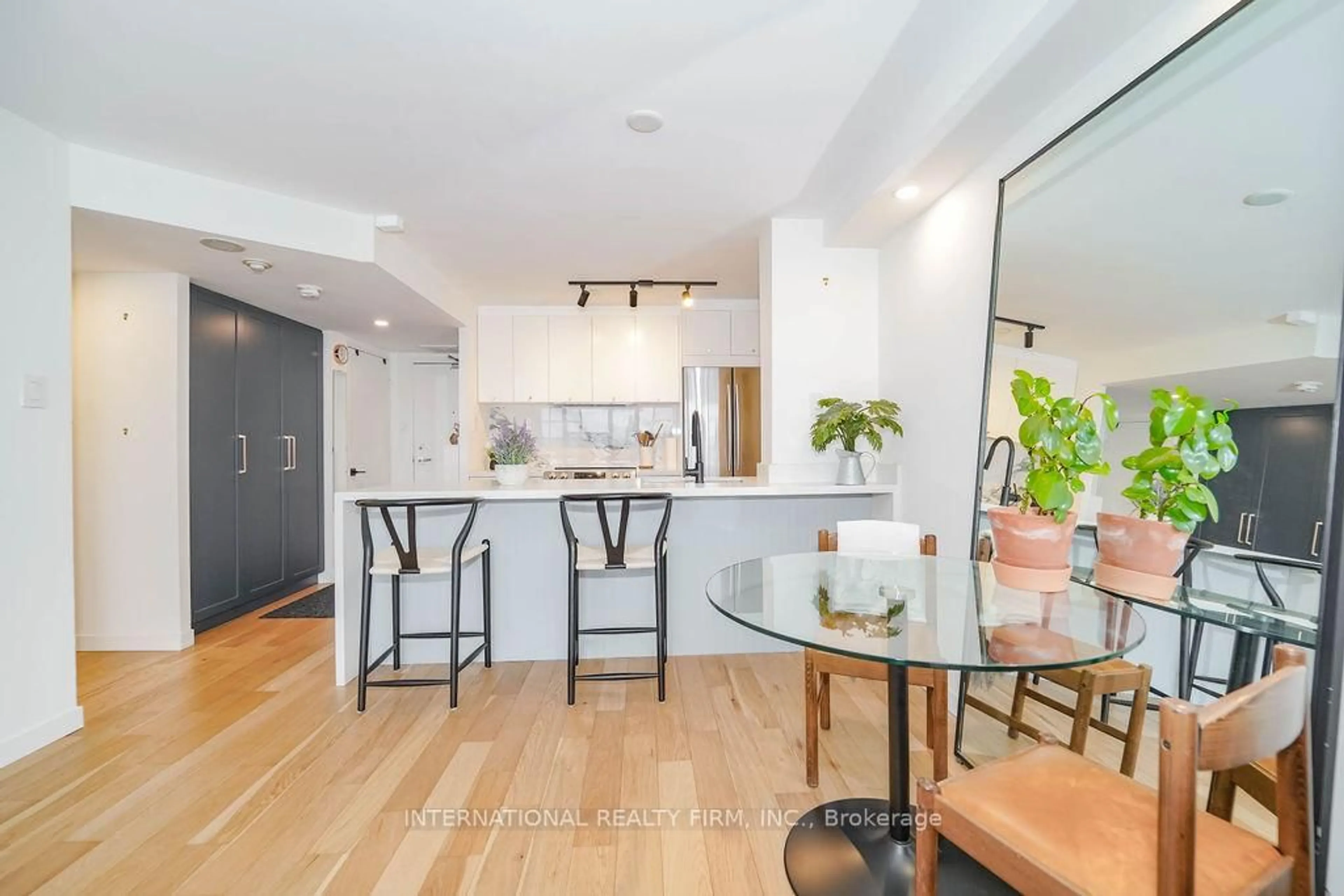 Open concept kitchen, unknown for 725 King St #811, Toronto Ontario M5V 2W9