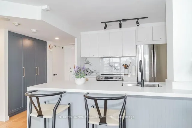 Additional property image - 725 King St Unit 811