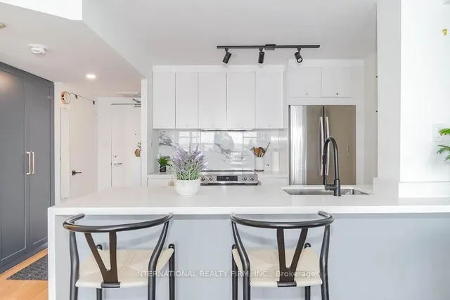Additional property image - 725 King St Unit 811