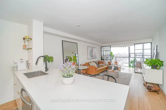 Additional property image - 725 King St Unit 811