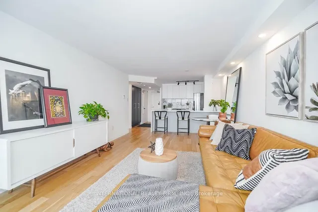Additional property image - 725 King St Unit 811