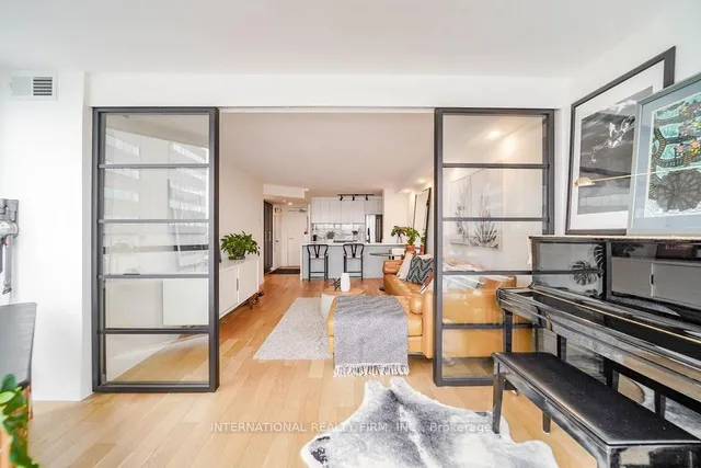 Additional property image - 725 King St Unit 811