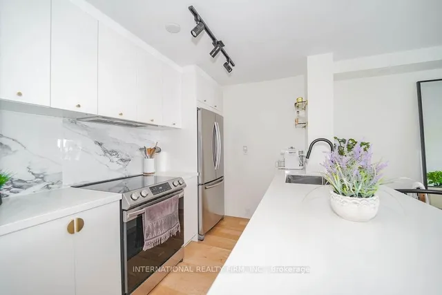 Additional property image - 725 King St Unit 811