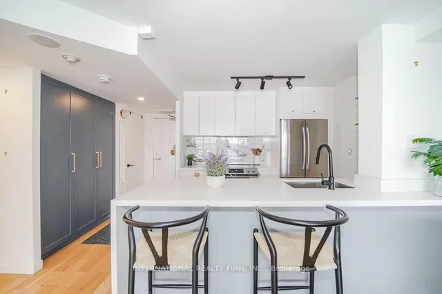 Additional property image - 725 King St Unit 811