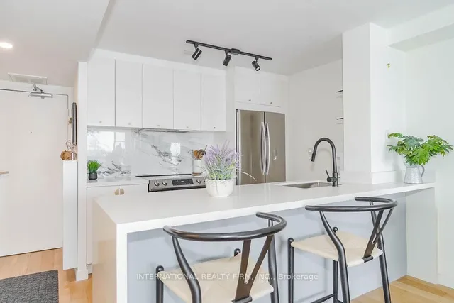Additional property image - 725 King St Unit 811