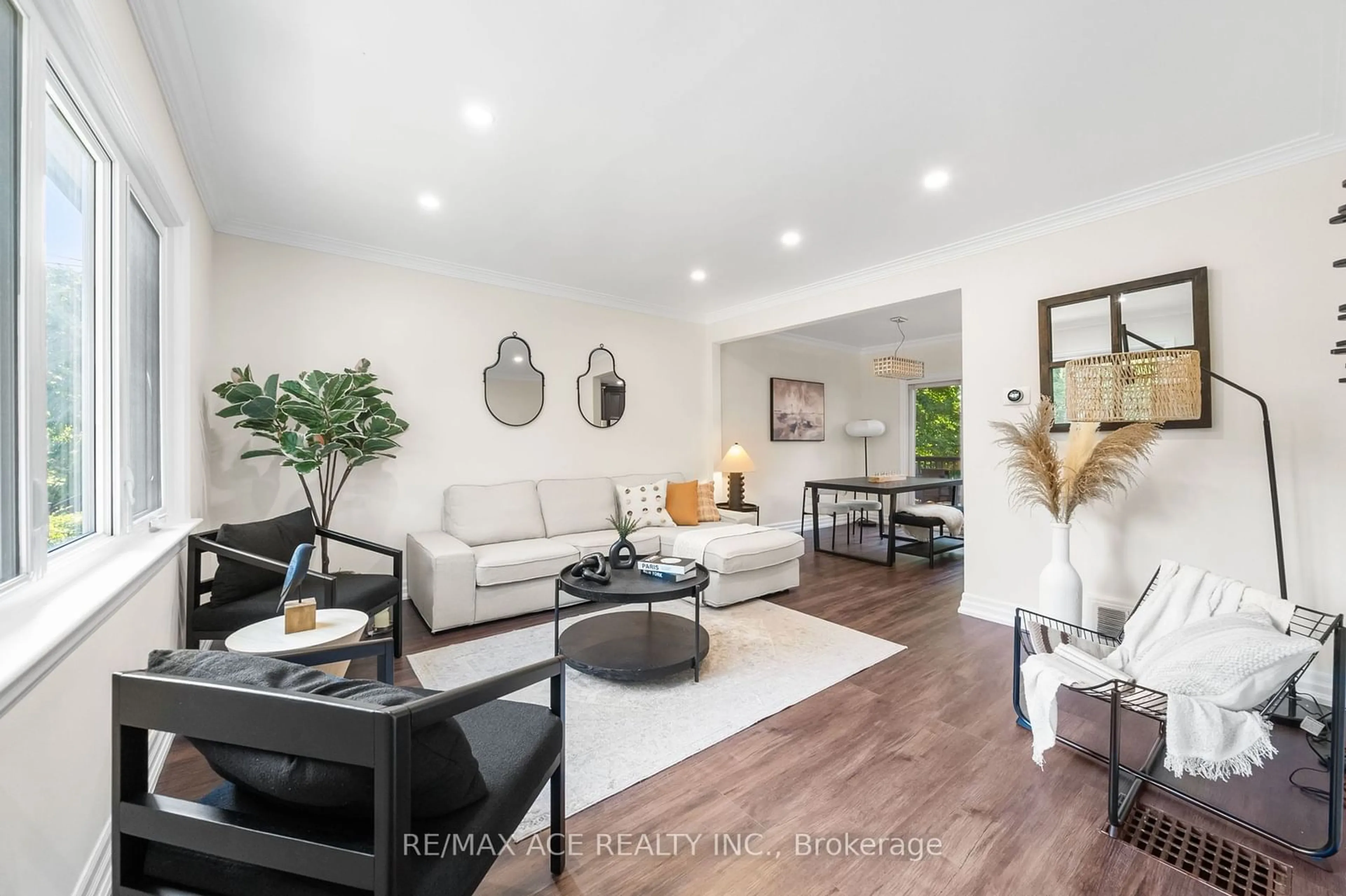 Living room with furniture, unknown for 218 Bogert Ave, Toronto Ontario M2N 1L3