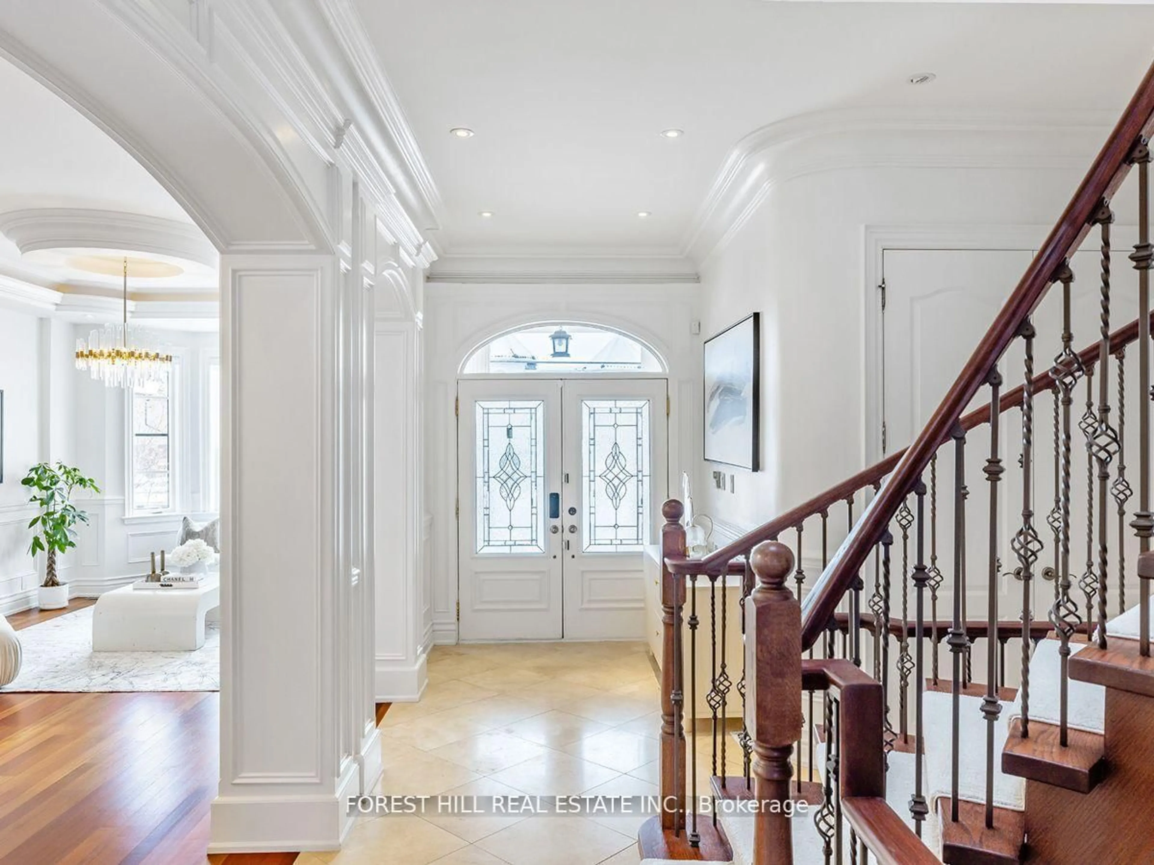 Indoor foyer for 130 Mckee Ave, Toronto Ontario M2N 4C4