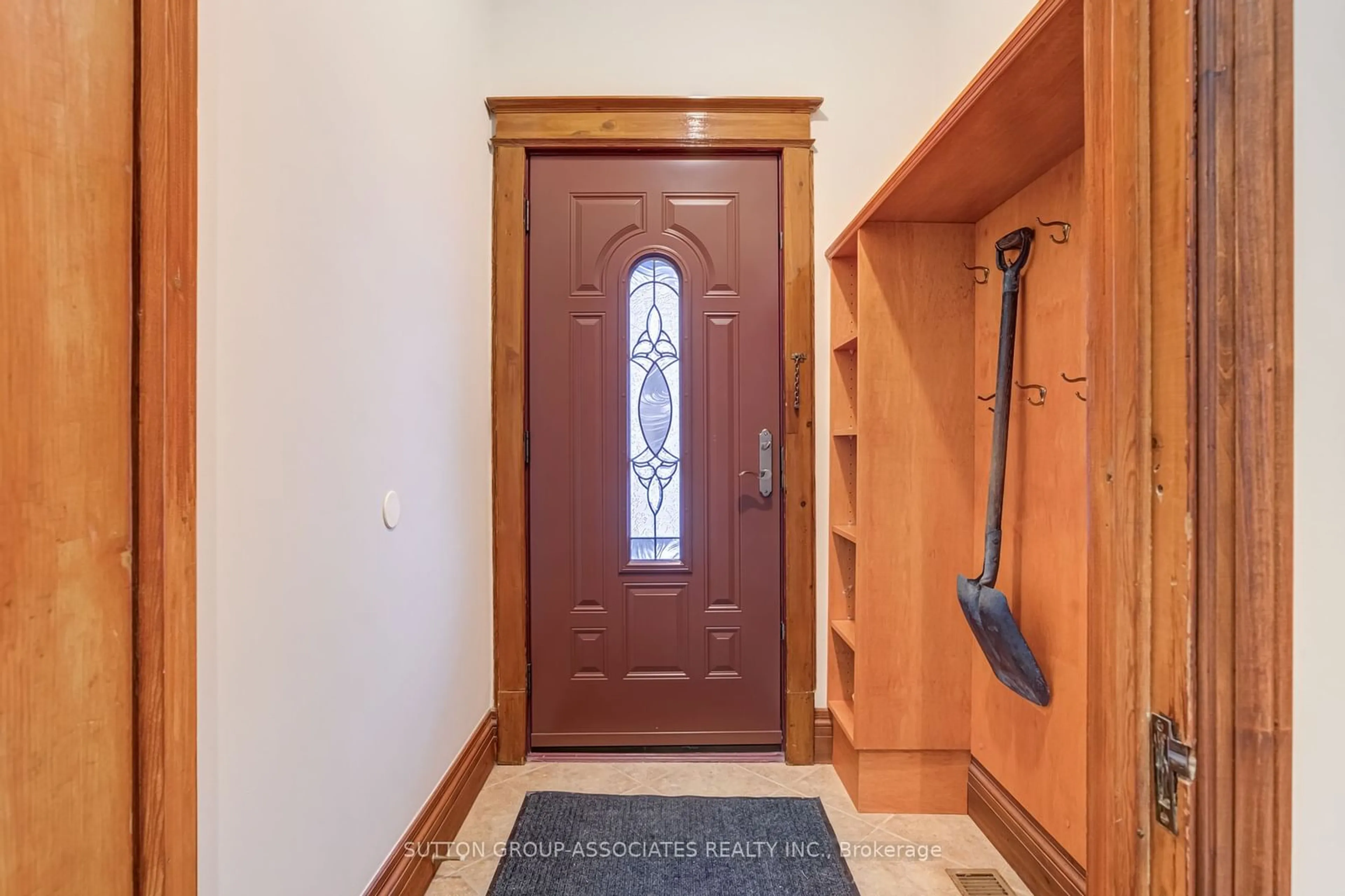 Indoor entryway for 420 Clinton St, Toronto Ontario M6G 2Z2