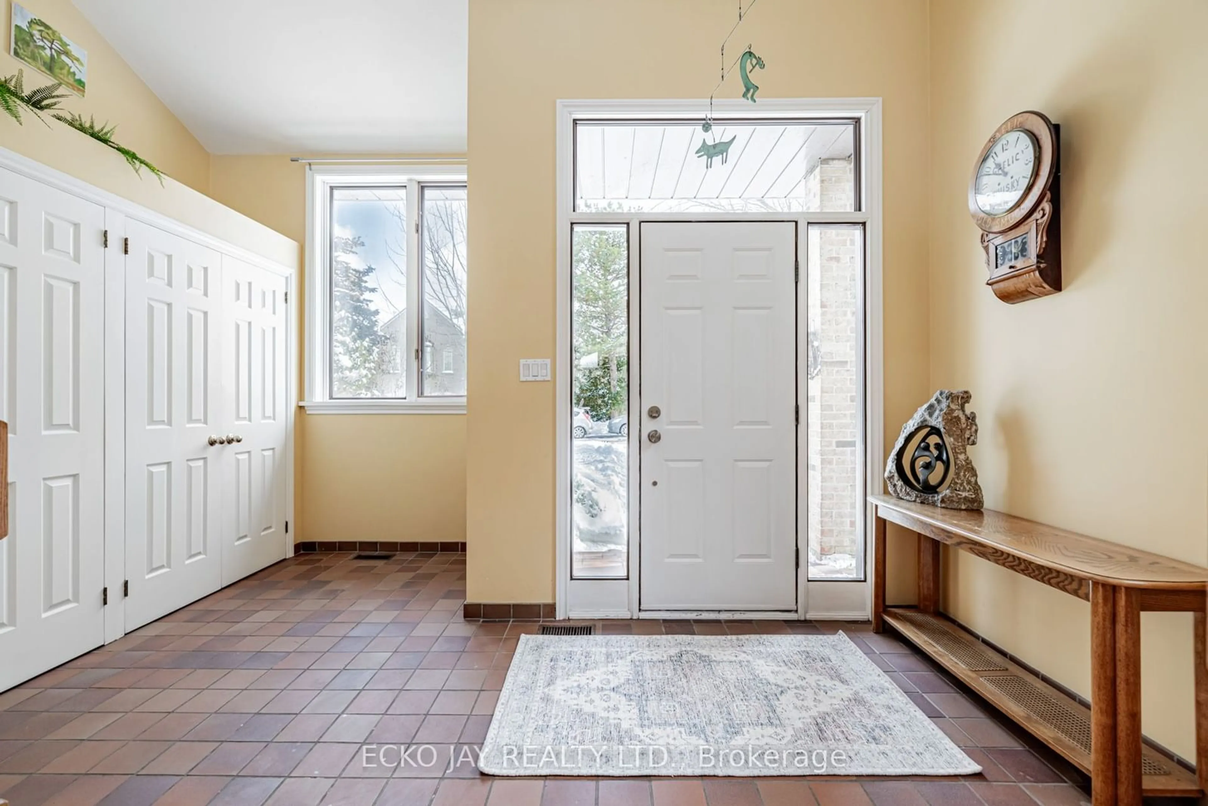 Indoor entryway for 32 Bradgate Rd, Toronto Ontario M3B 1J7