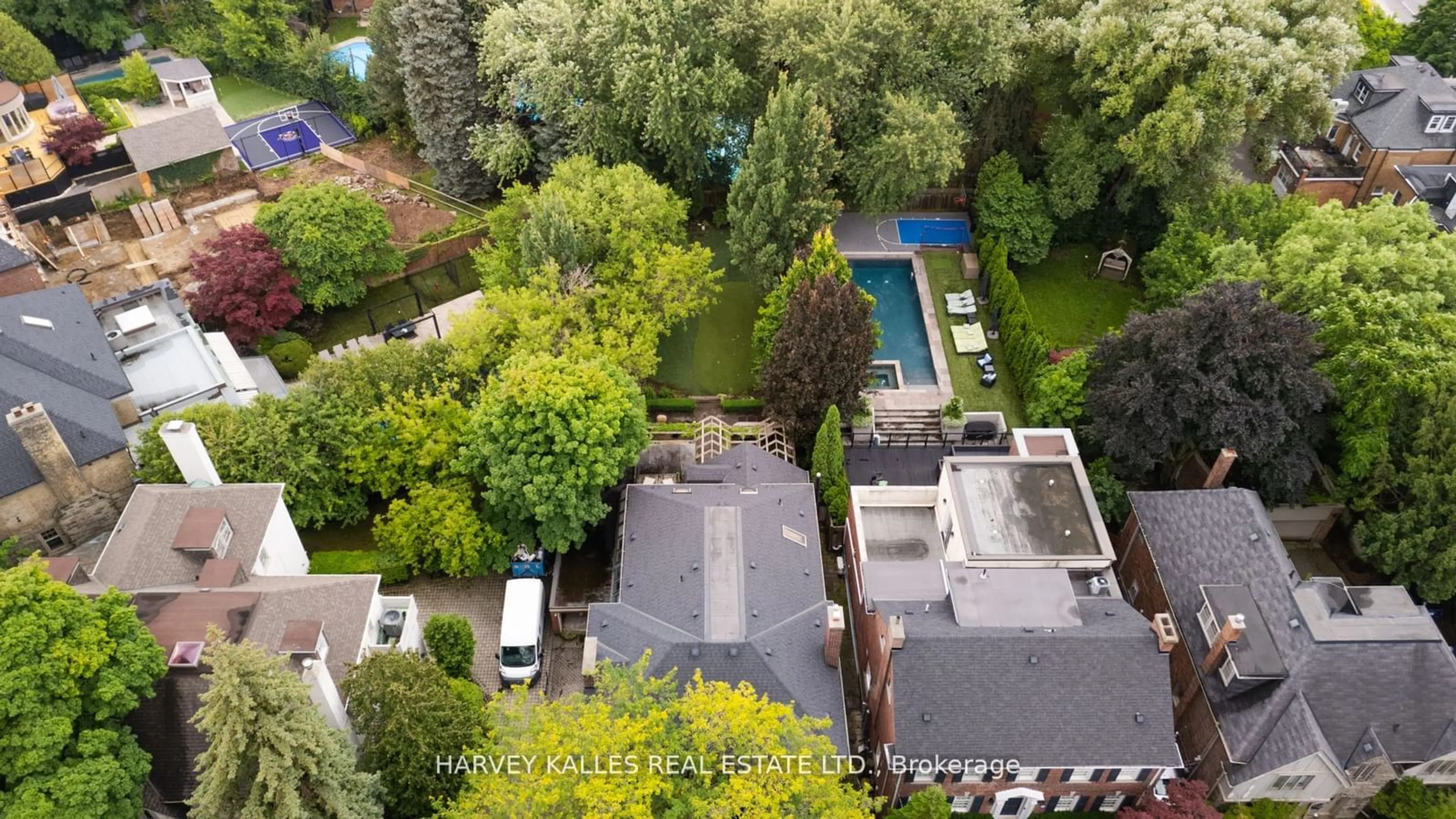 A pic from outside/outdoor area/front of a property/back of a property/a pic from drone, unknown for 20 Rosemary Lane, Toronto Ontario M5P 3E8