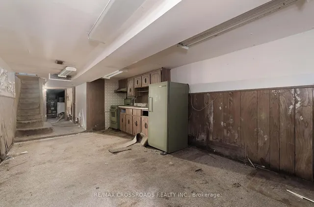 Additional property image - 734 Adelaide St