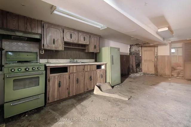 Additional property image - 734 Adelaide St