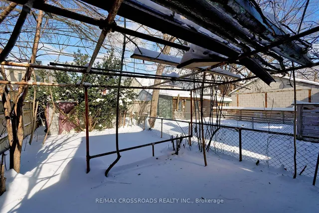 Additional property image - 734 Adelaide St