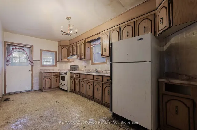 Additional property image - 734 Adelaide St