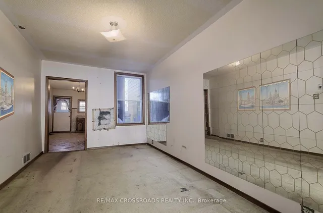 Additional property image - 734 Adelaide St