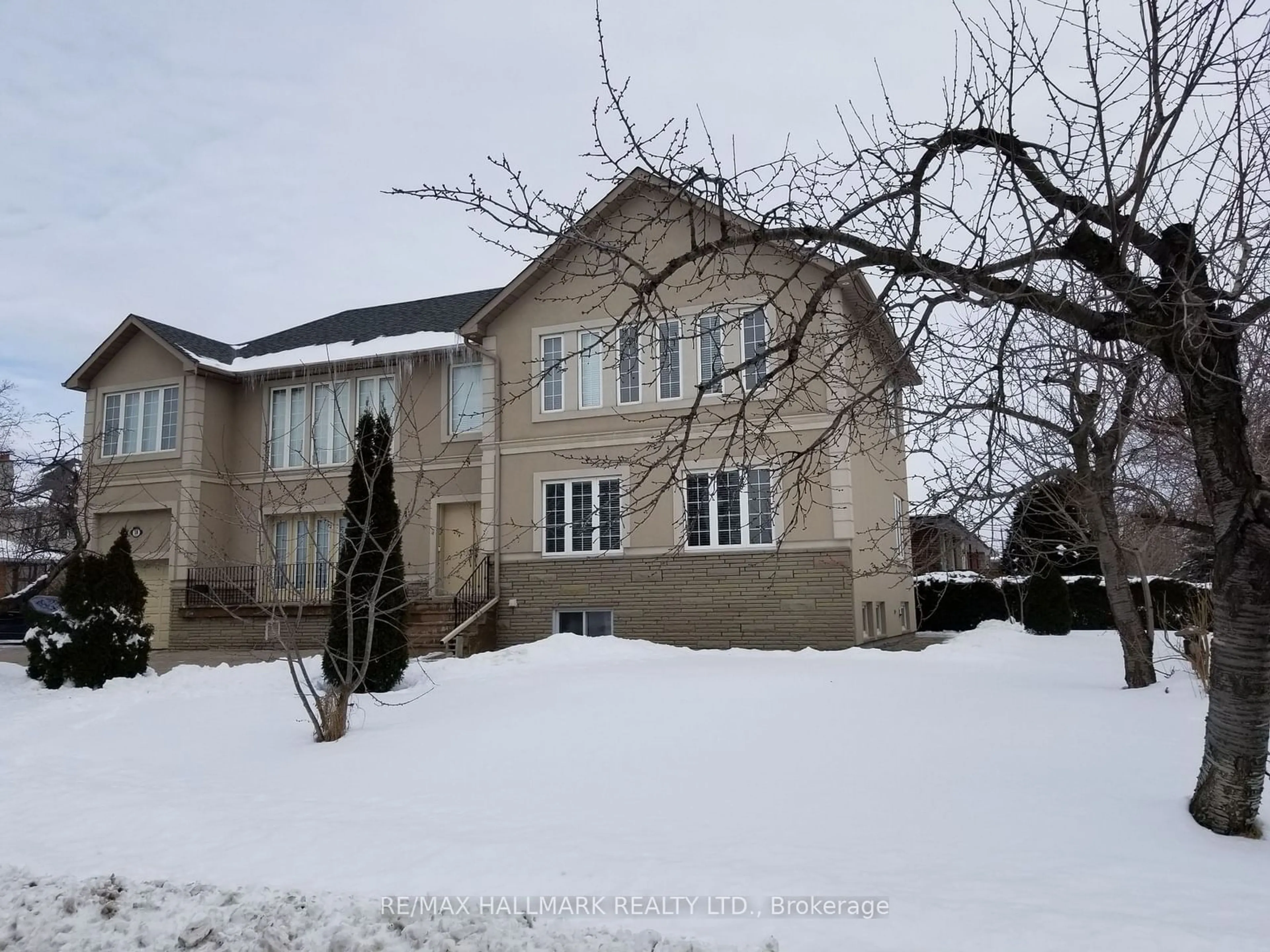 A pic from outside/outdoor area/front of a property/back of a property/a pic from drone, street for 18 Mullet Rd, Toronto Ontario M2M 2A6