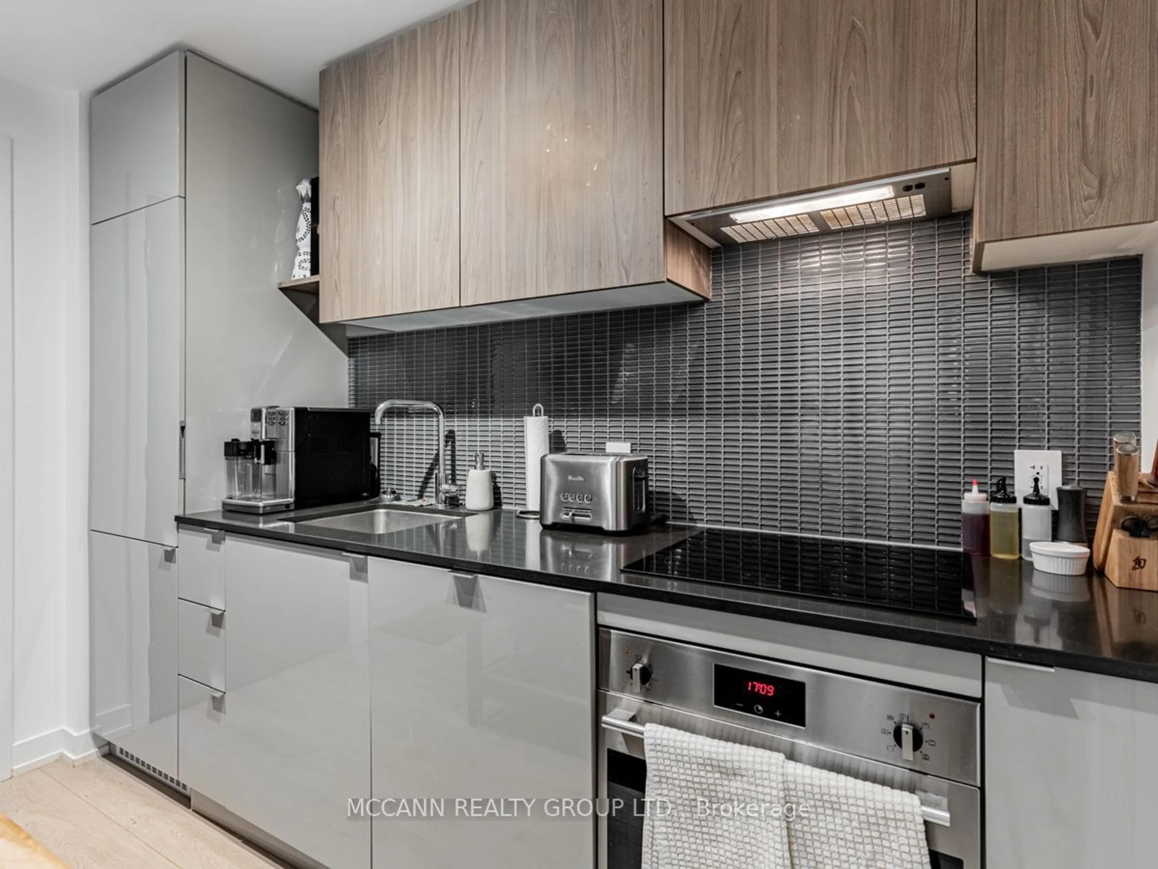 Standard kitchen, unknown for 161 Roehampton Ave #332, Toronto Ontario M4P 1P9