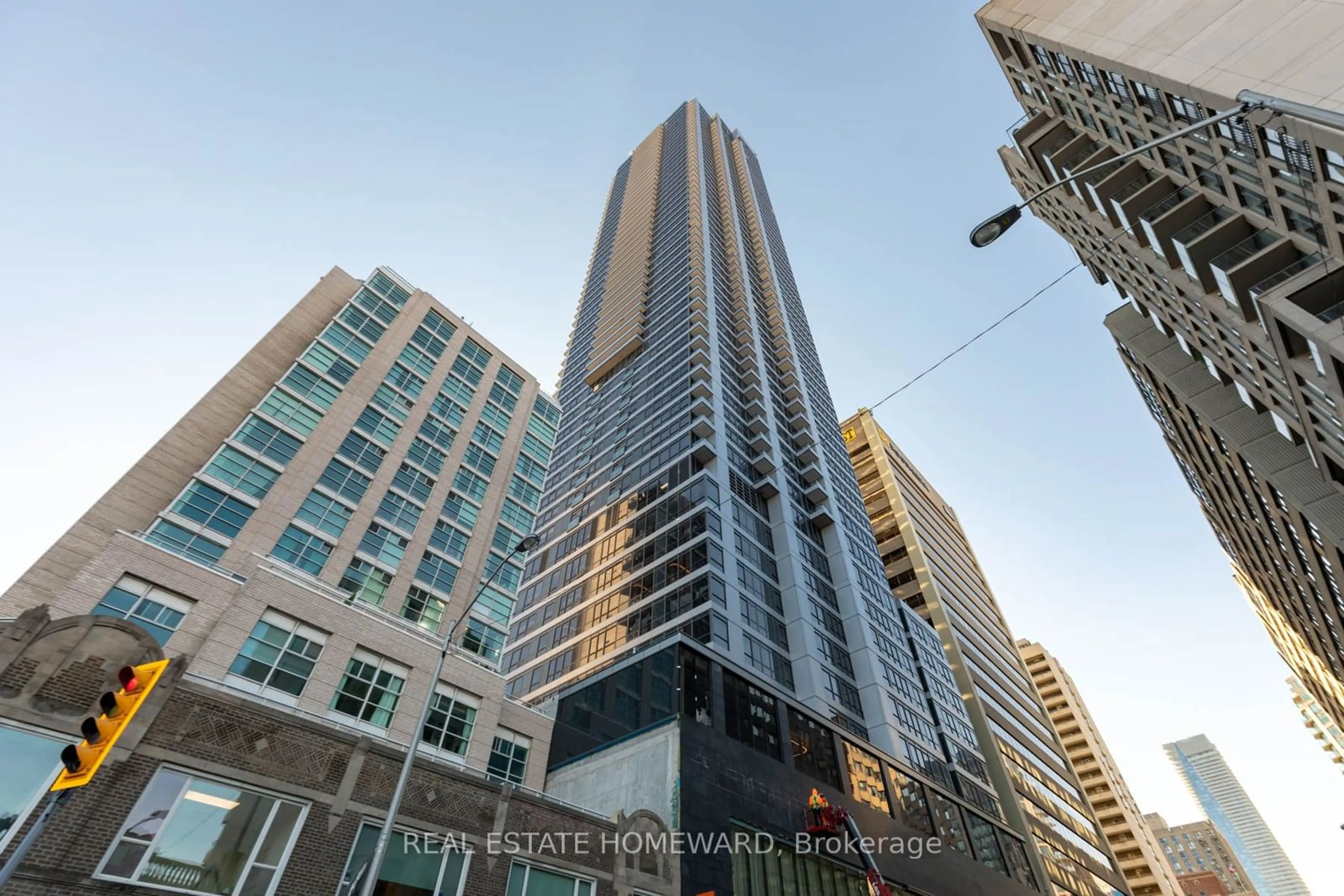 Indoor foyer for 395 Bloor St #1305, Toronto Ontario M4W 0B4