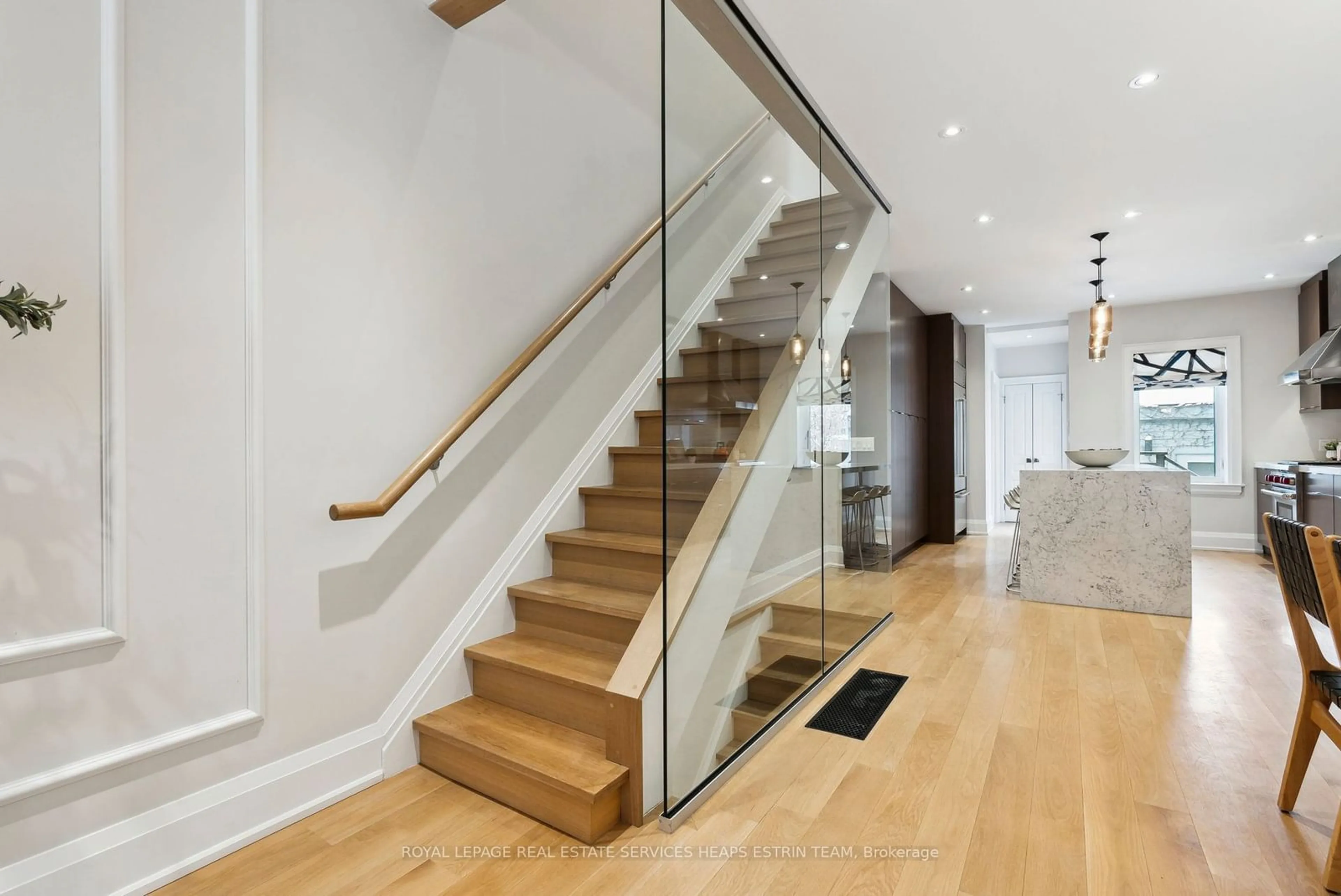 Stairs for 161 Macpherson Ave, Toronto Ontario M5R 1W9