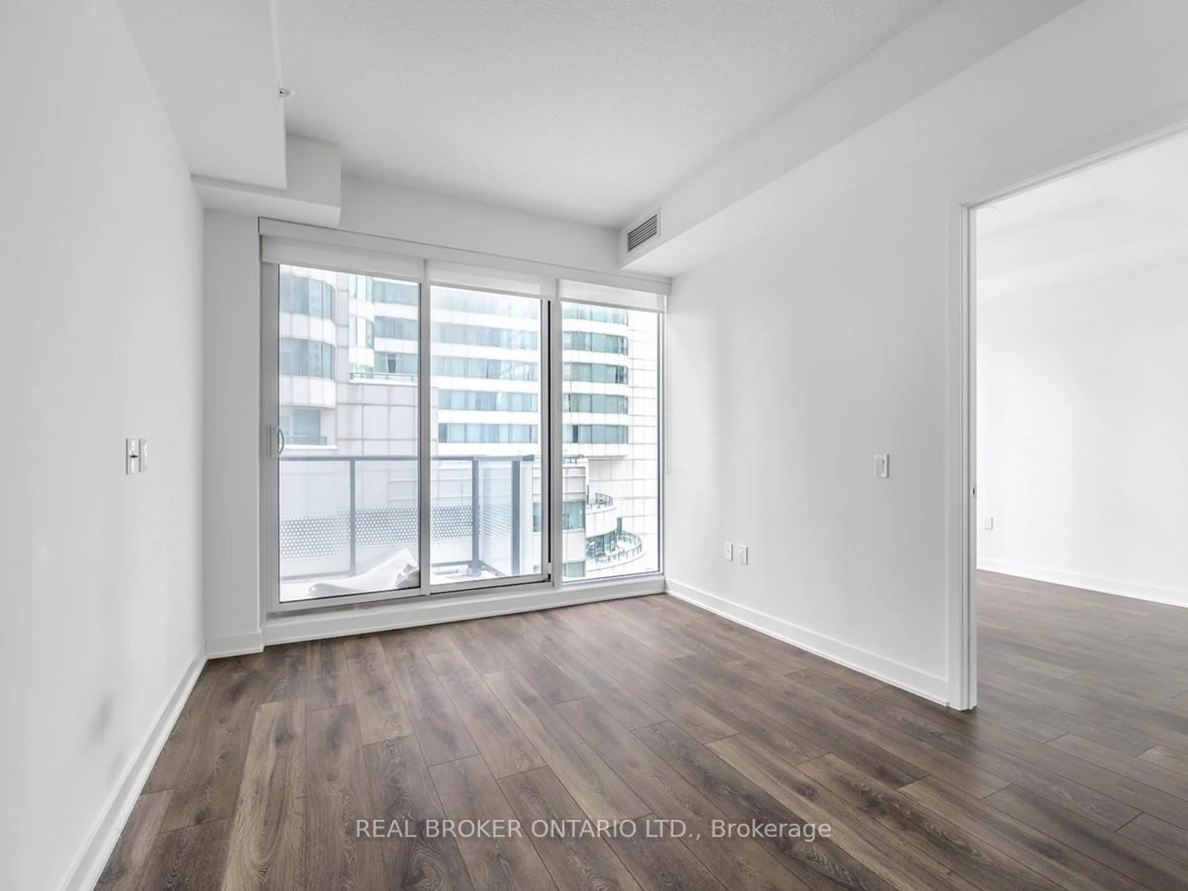 A pic of a room for 125 Blue Jays Way #1207, Toronto Ontario M5V 0N5