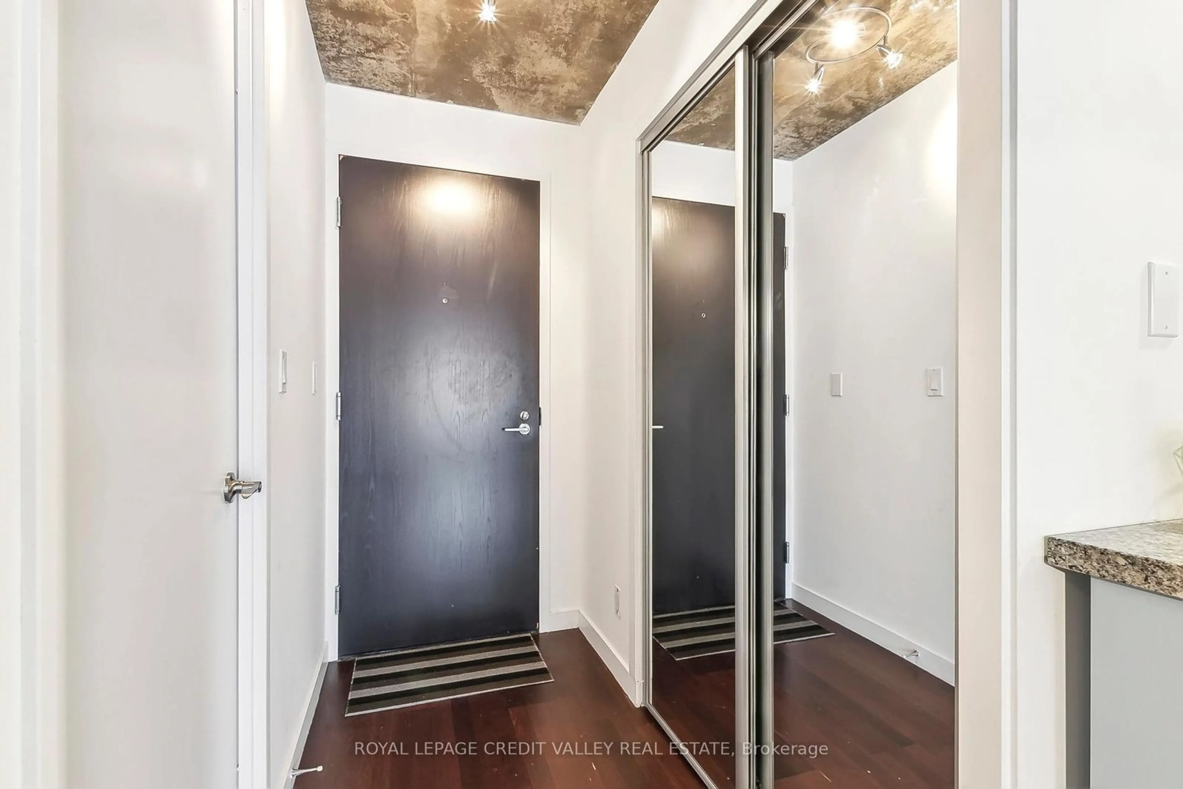 Indoor entryway for 1005 King St #625, Toronto Ontario M6K 3M8