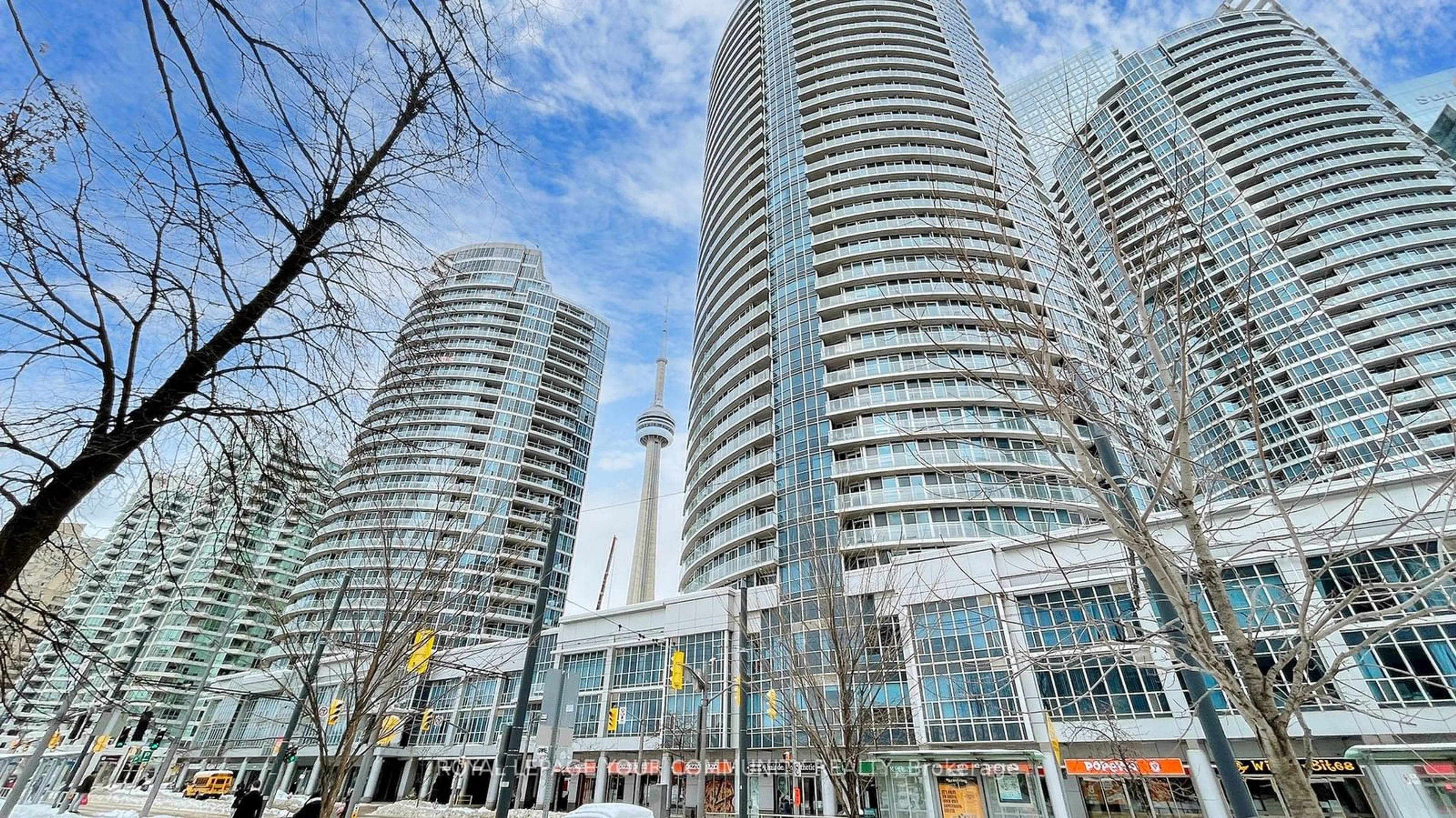 Indoor foyer for 208 Queens Quay #1813, Toronto Ontario M5J 2Y5