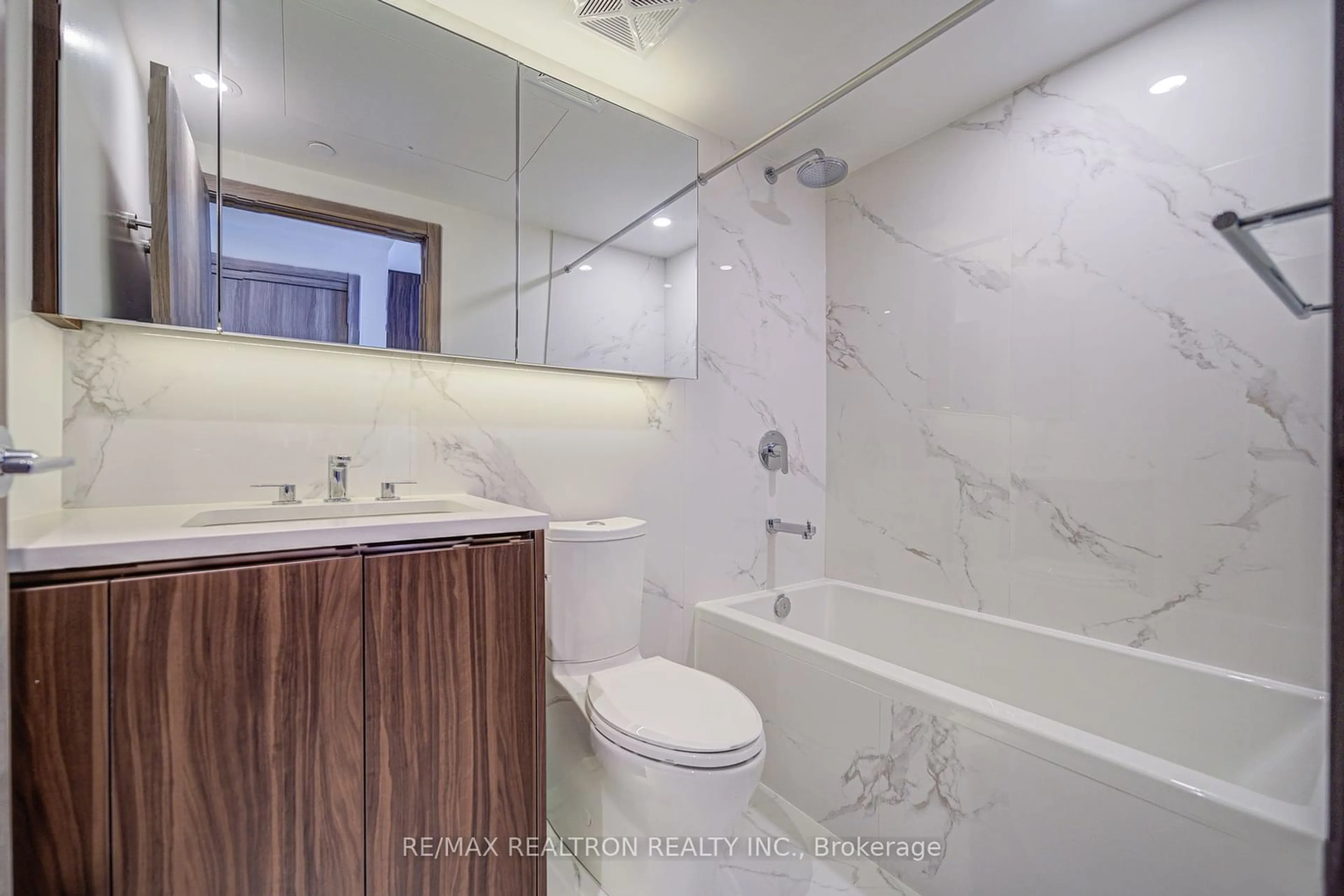 Standard bathroom, ceramic/tile floor for 25 Mcmahon Dr #711, Toronto Ontario M2K 0J1