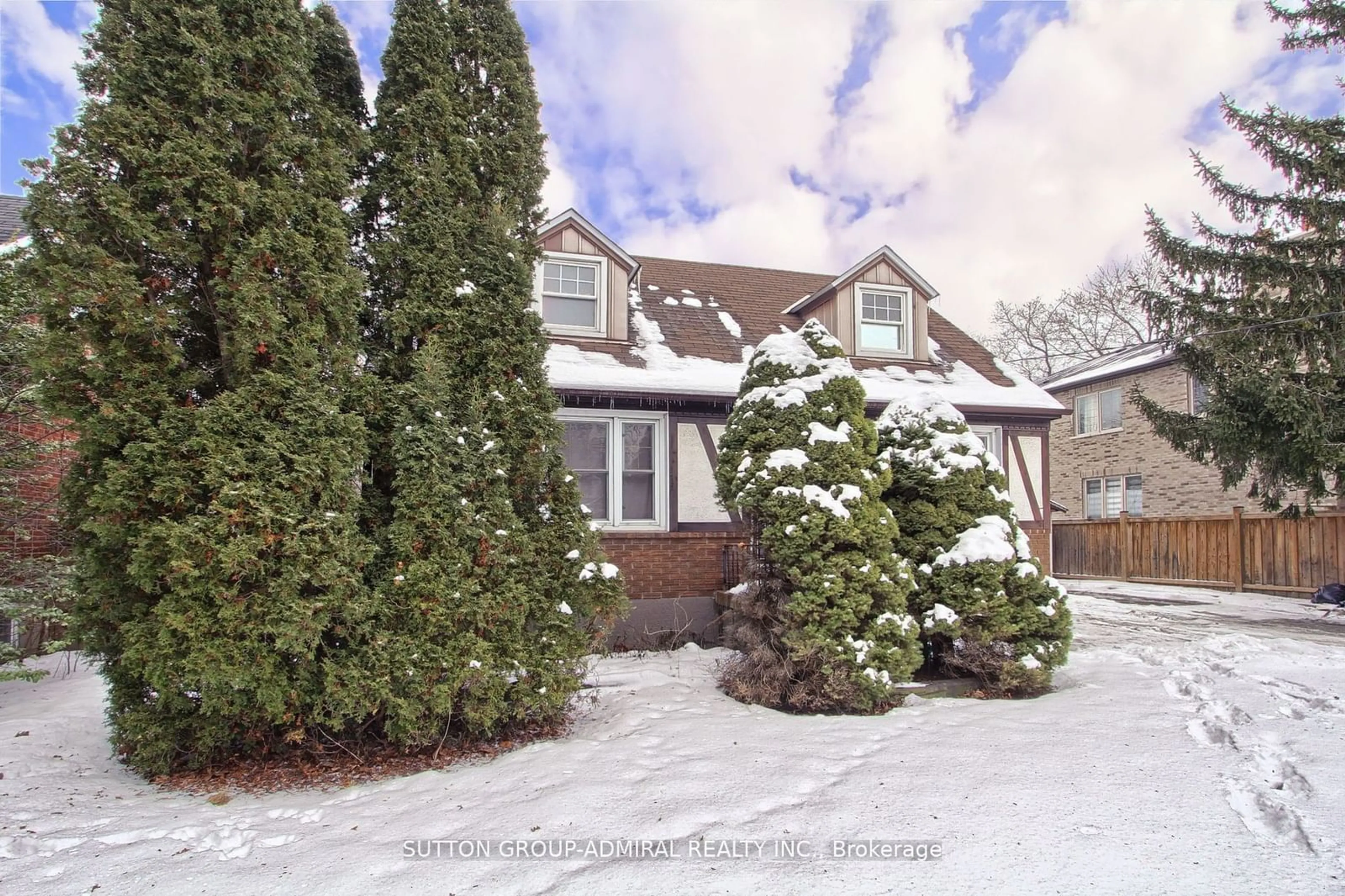 A pic from outside/outdoor area/front of a property/back of a property/a pic from drone, street for 10 Dromore Cres, Toronto Ontario M2R 2H5