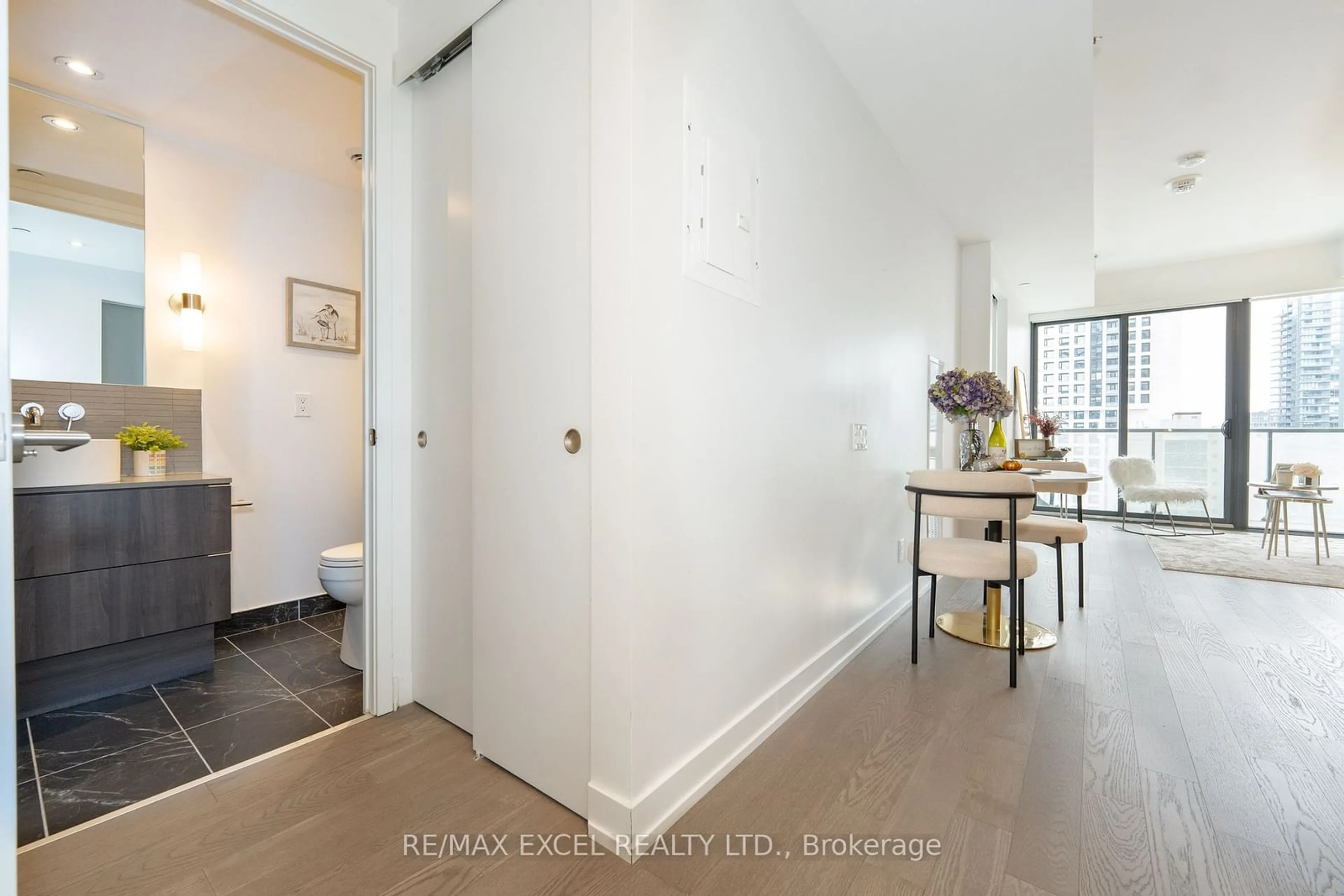 Indoor entryway for 161 Roehampton Ave #1913, Toronto Ontario M4P 0C8