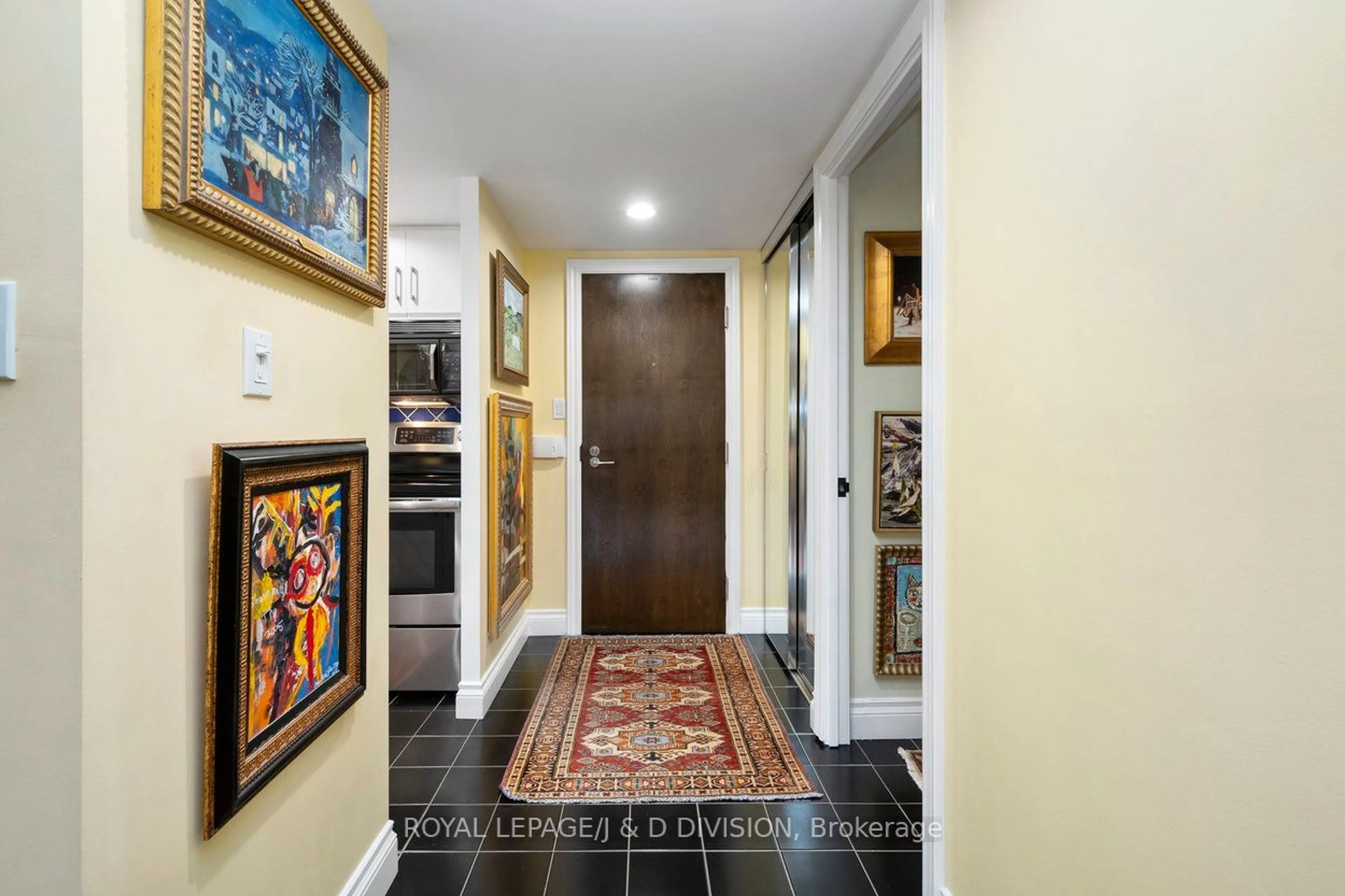 Indoor entryway for 225 Davenport Rd #408, Toronto Ontario M5R 3R2