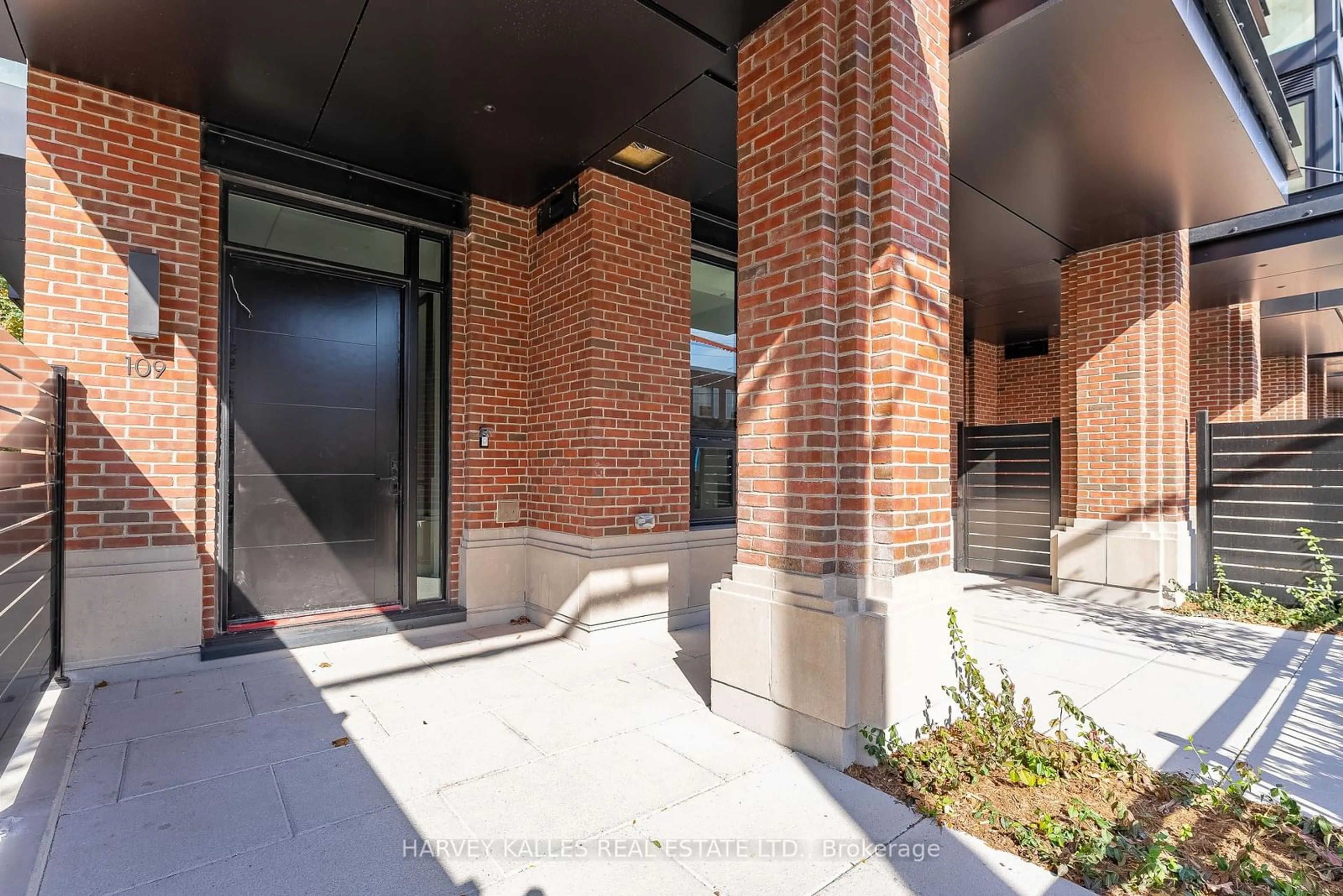 Indoor foyer for 36 Birch Ave #109, Toronto Ontario M4V 0B5