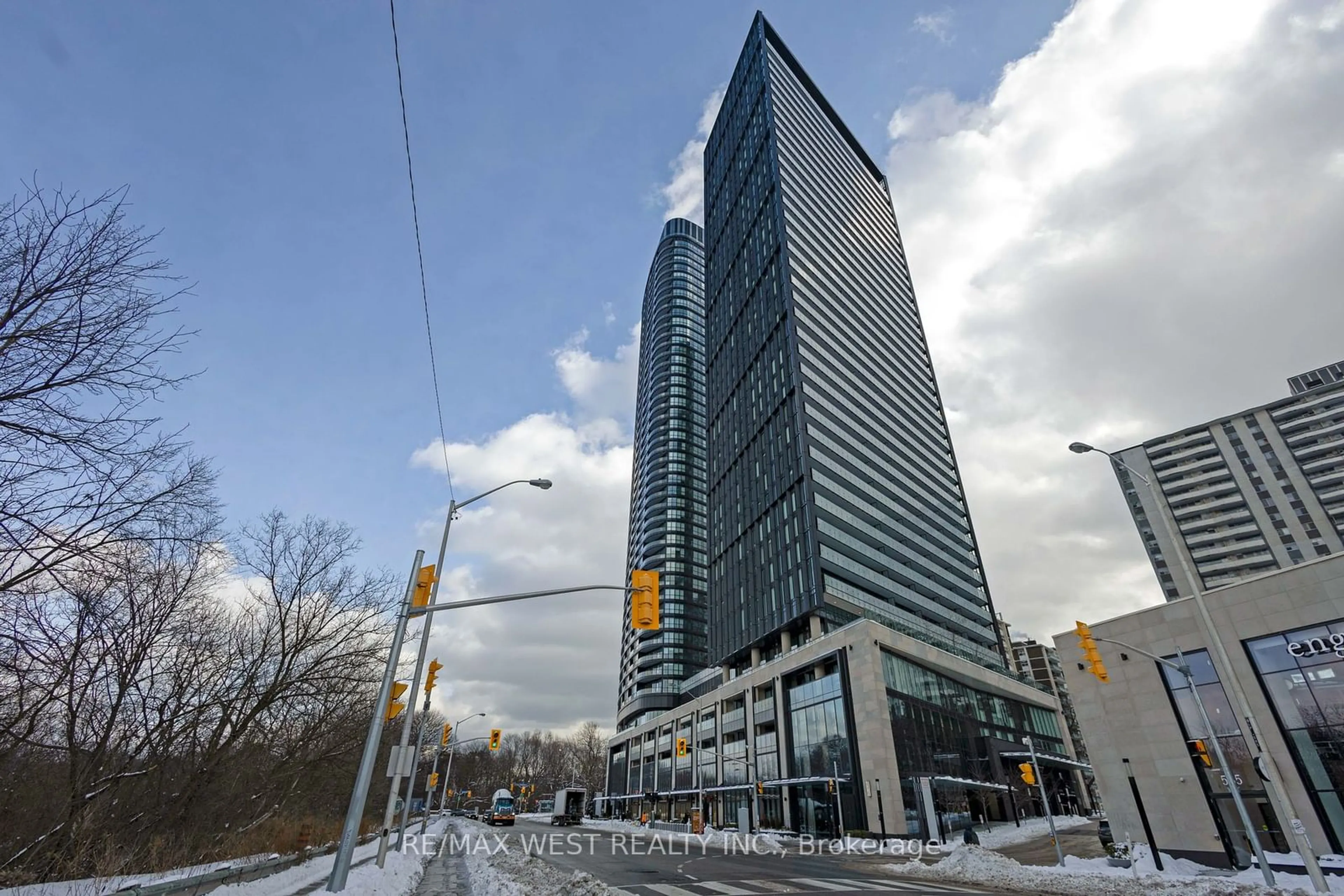 Indoor foyer for 575 Bloor St #2102, Toronto Ontario M4W 0B2