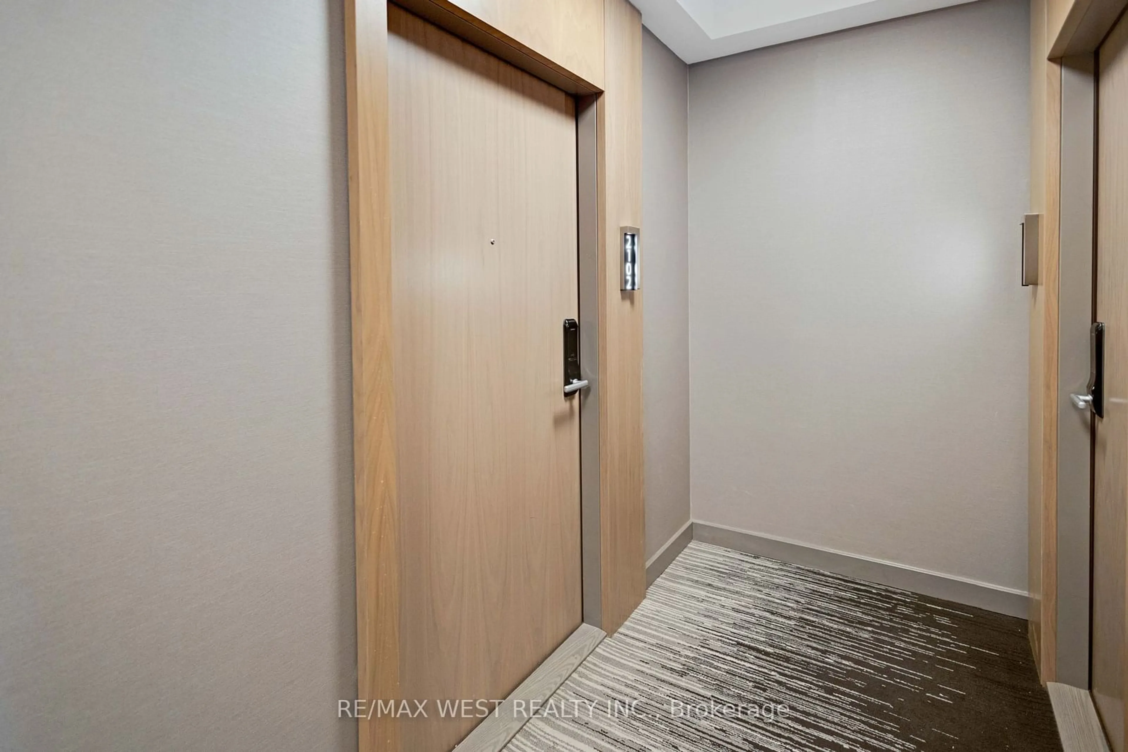 Indoor foyer for 575 Bloor St #2102, Toronto Ontario M4W 0B2