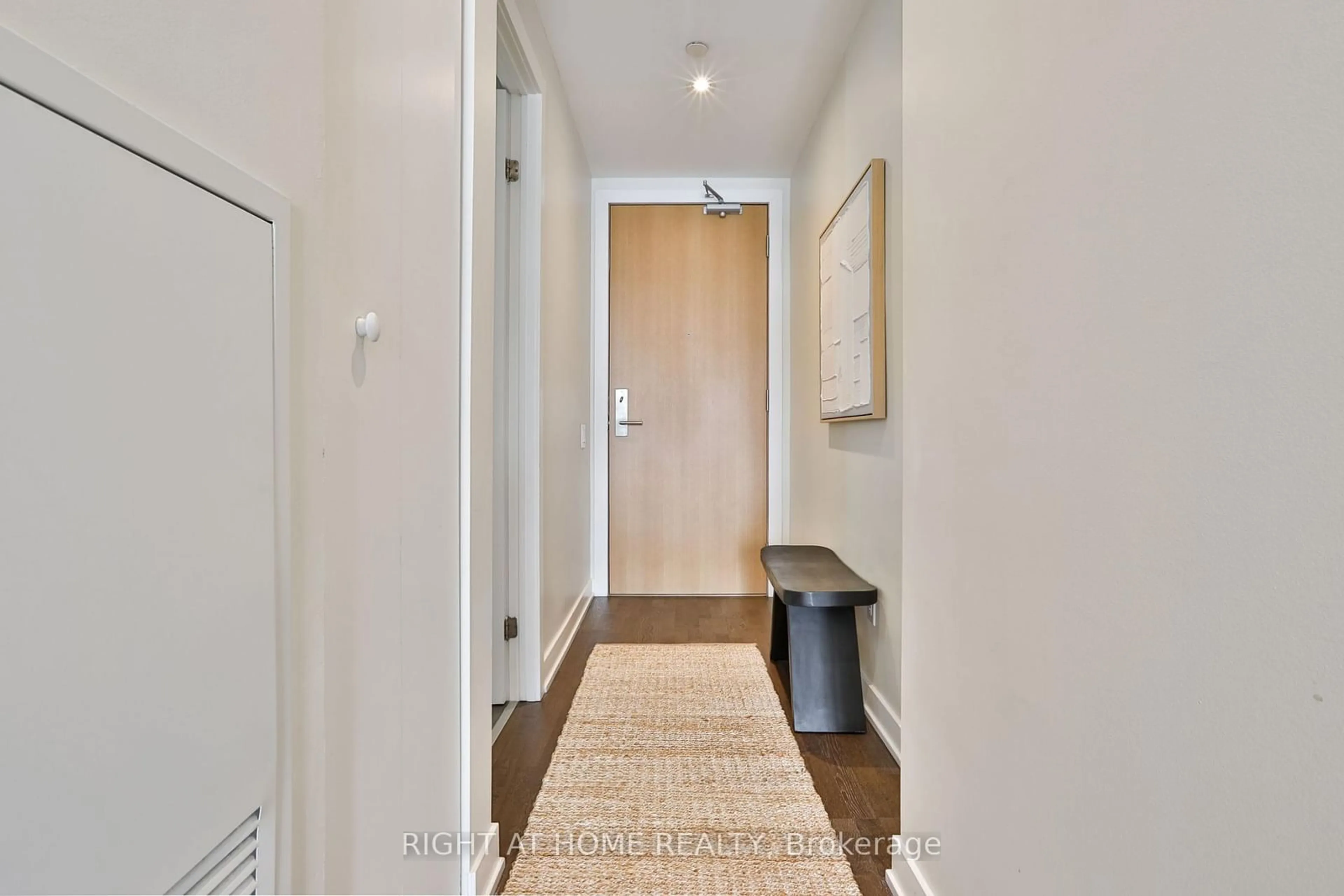 Indoor entryway for 629 King St #1029, Toronto Ontario M5V 0G9