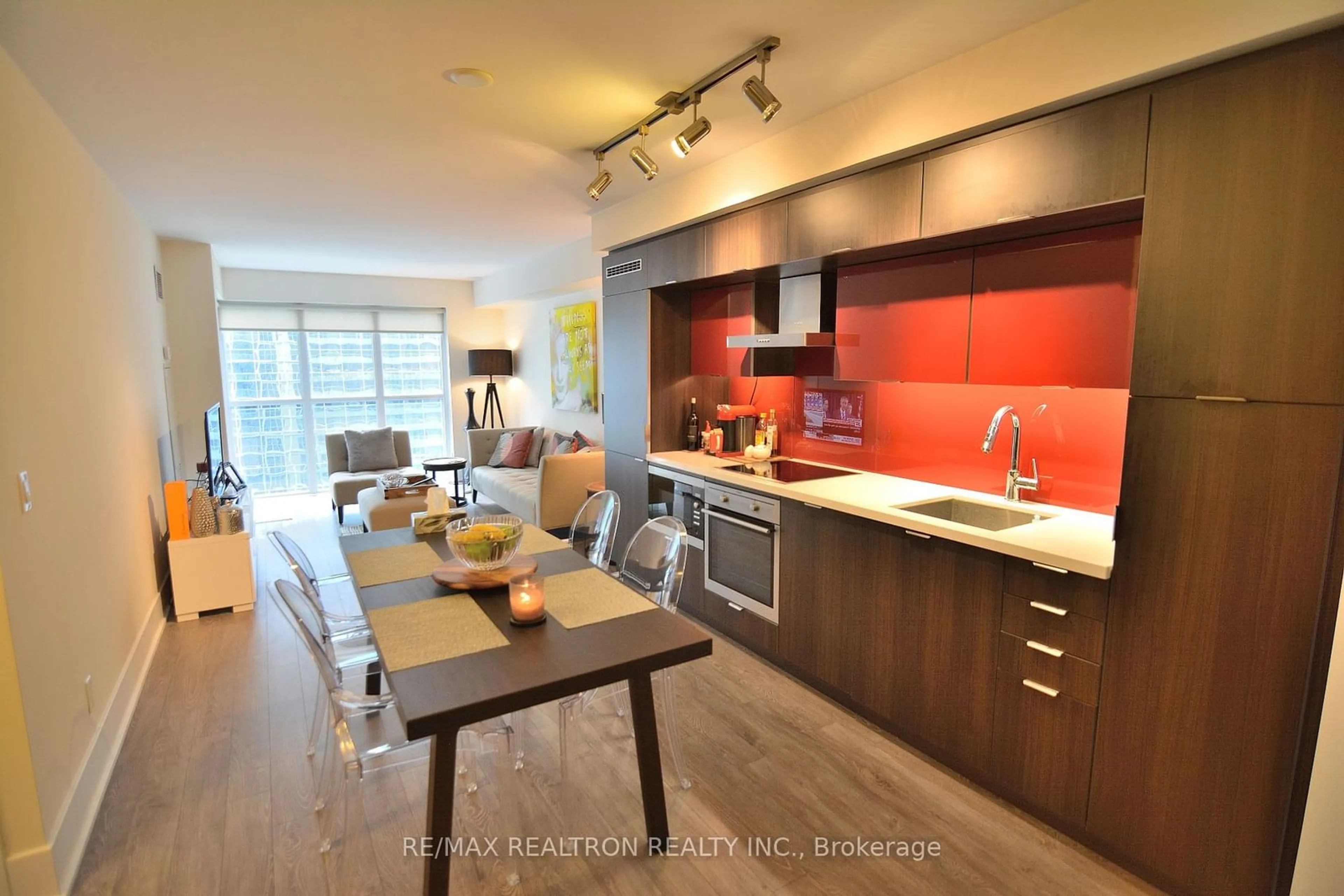 Open concept kitchen, wood/laminate floor for 300 Front St #907, Toronto Ontario M5V 0E9