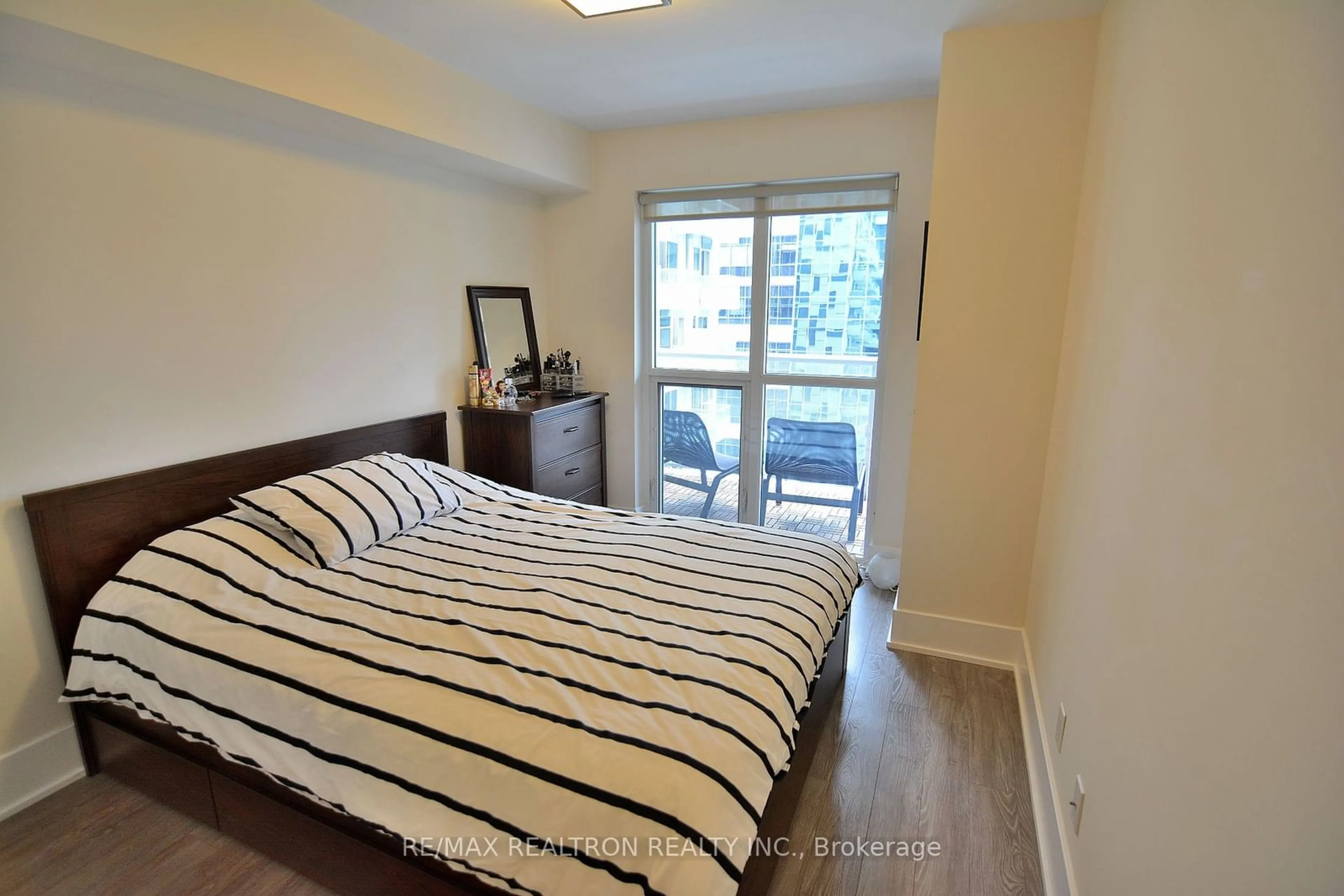 Bedroom with bed, unknown for 300 Front St #907, Toronto Ontario M5V 0E9