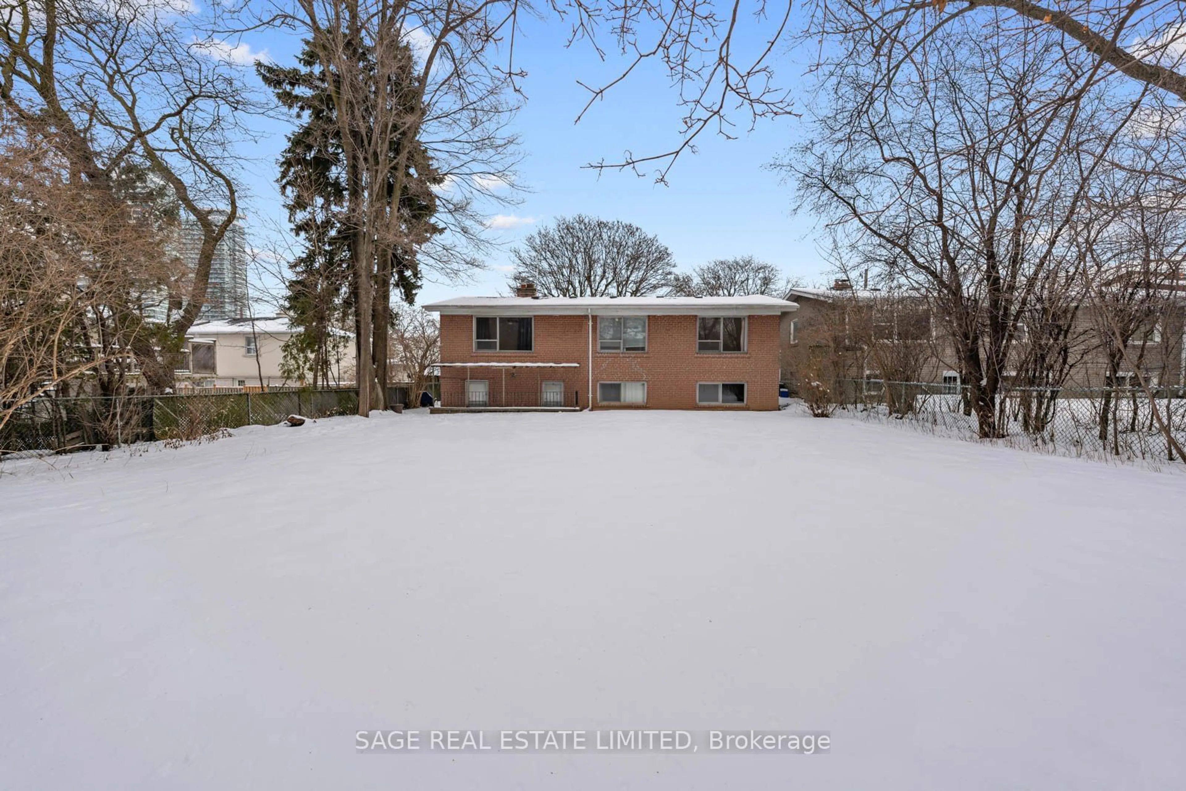 A pic from outside/outdoor area/front of a property/back of a property/a pic from drone, unknown for 5 Hopperton Dr, Toronto Ontario M2L 2S5